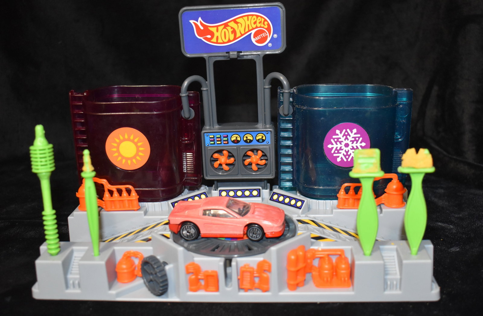Vintage Hot Wheels Mattel 1993 Color Fx Paintworks - Color Changing: Vintage Hot Wheels Mattel 1993 Color Fx Paintworks - Color Changing. Like new except for the sponges which have broken down over the past 30 years. Nice display piece.