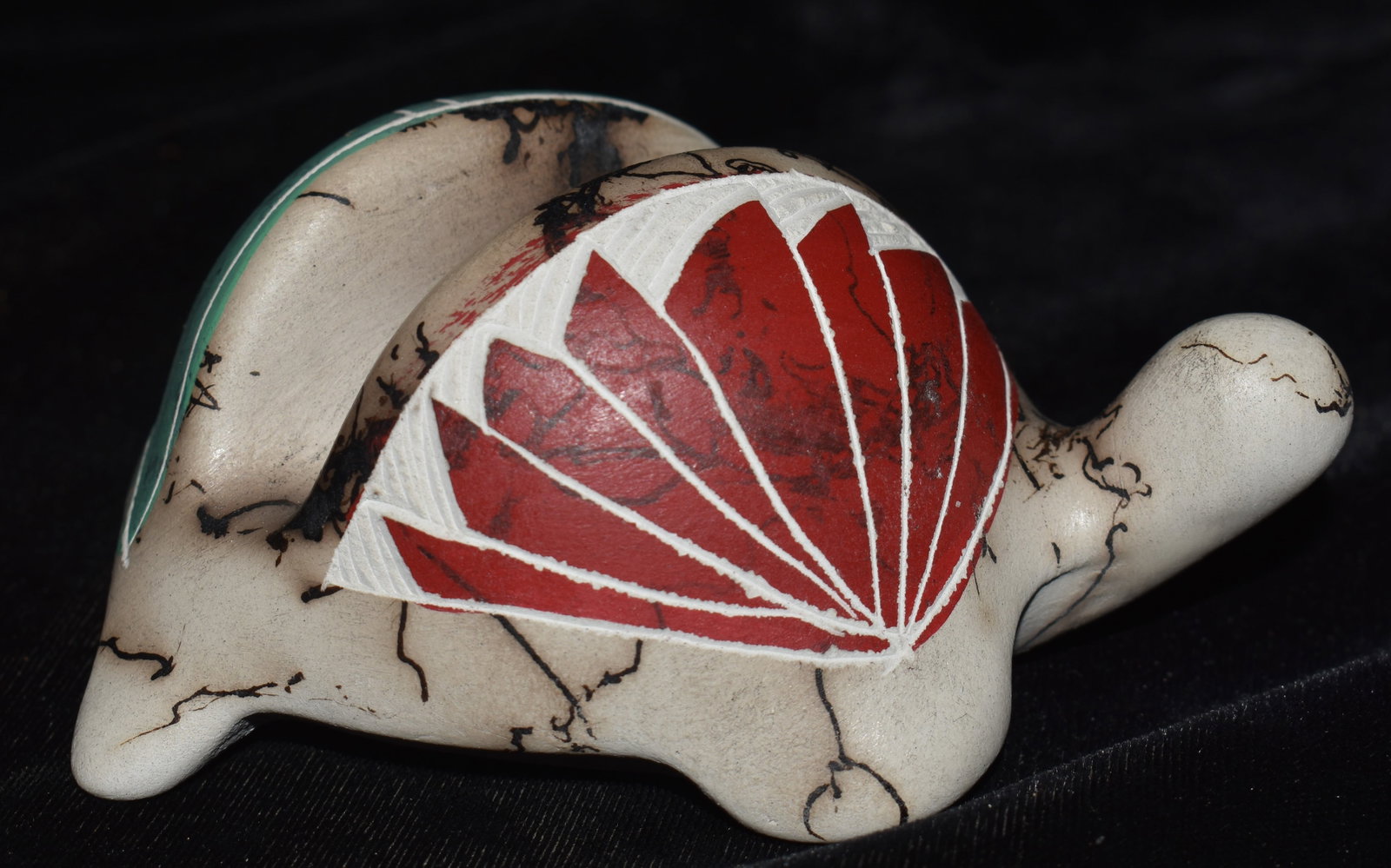 Native American Navajo Horse Hair Pottery Hand Etched Turtle 4 3/8": Native American Navajo Horse Hair Pottery Hand Etched Turtle 4 3/8". Excellent condition.