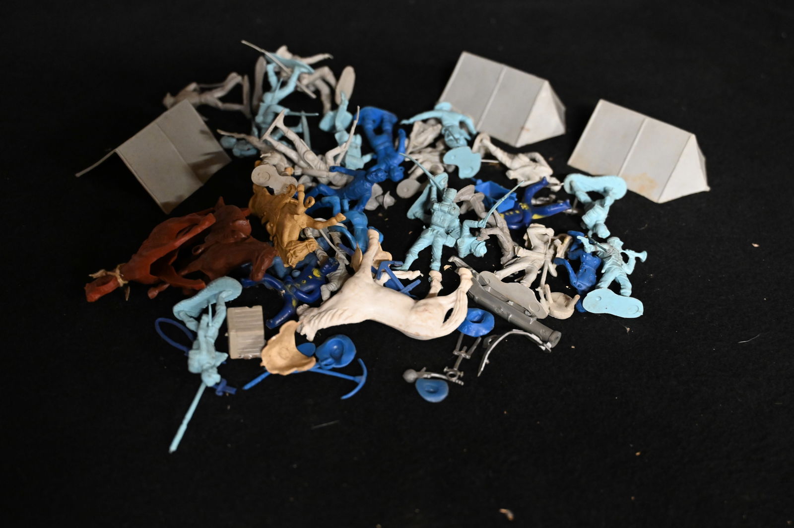 Vintage Marx Blue and Gray Civil War Figures, Pup Tents, Horses, and more. (1 of 5)