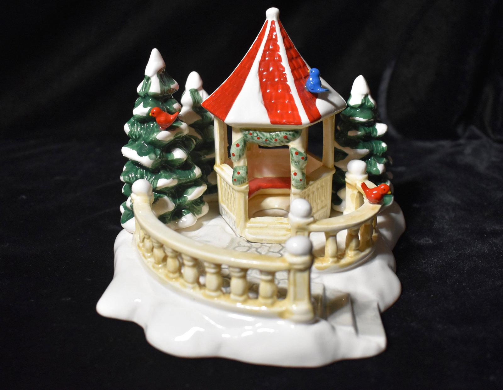 Vintage Dept 56 Snow Village Gazebo: Vintage Dept 56 Snow Village Gazebo. Excellent condition in its original box. Made and hand painted in 1989. Measures 7" by 5 1/4" tall