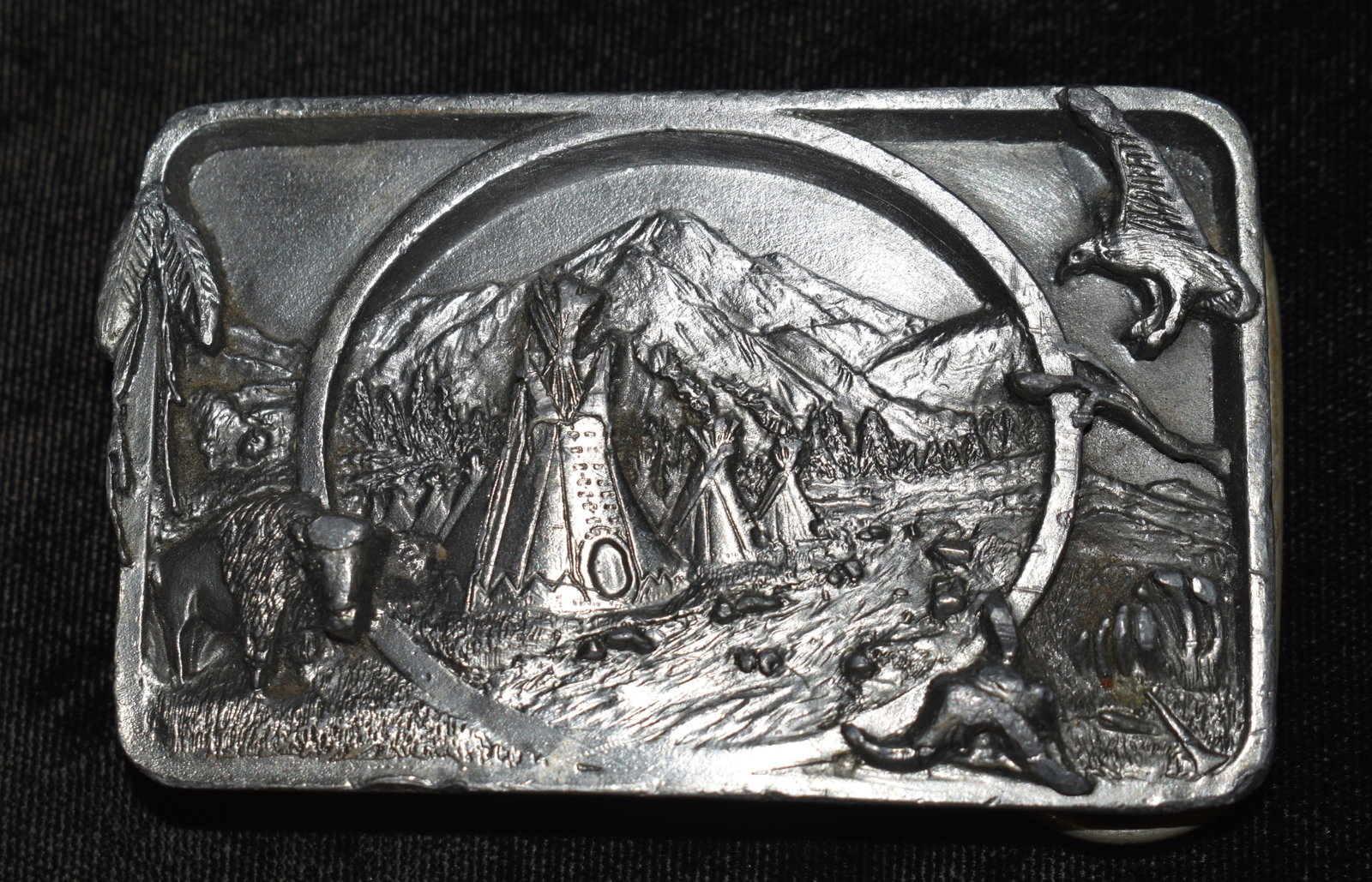 Vintage 1983 Siskiyou "Tribute to the American Indian" Belt Buckle: Vintage 1983 Siskiyou "Tribute to the American Indian" Belt Buckle. Made by Siskiyou Belt Company in Ashland, Oregon 1983. Excellent Condition.