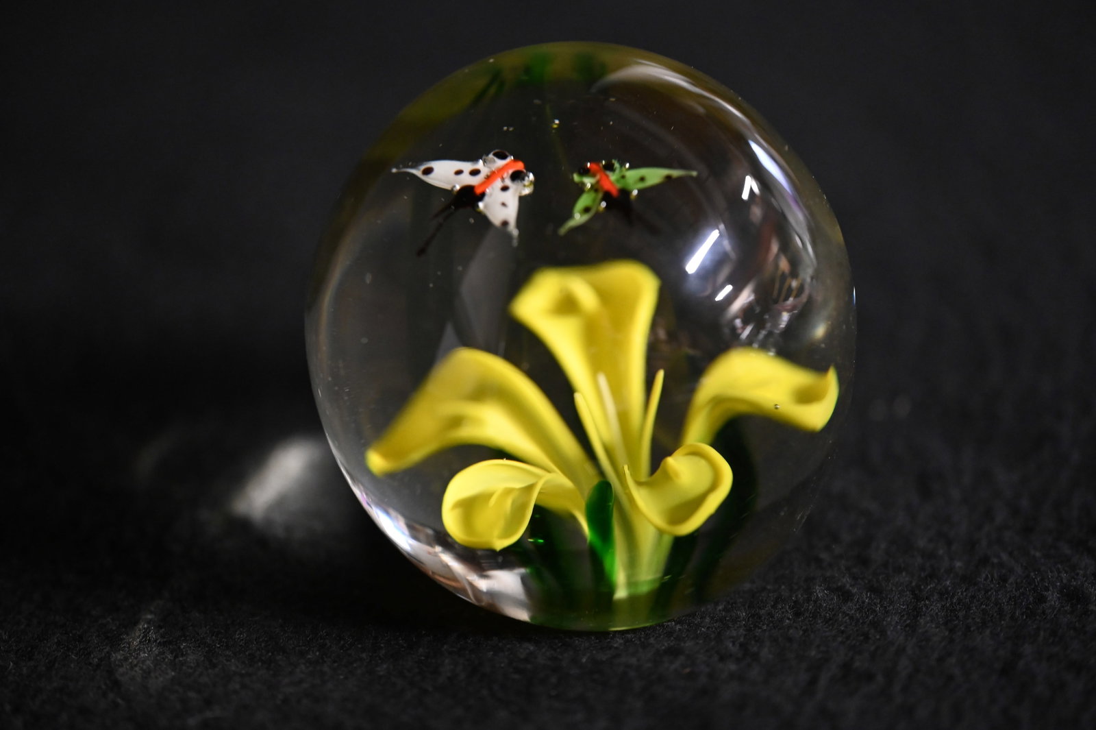 Vintage Silvestri Art Glass Paperweight Lemon Lily with 2 Butterflies 2 3/4" Tall.: Vintage Silvestri Art Glass Paperweight Lemon Lily with 2 Butterflies 2 3/4" Tall.