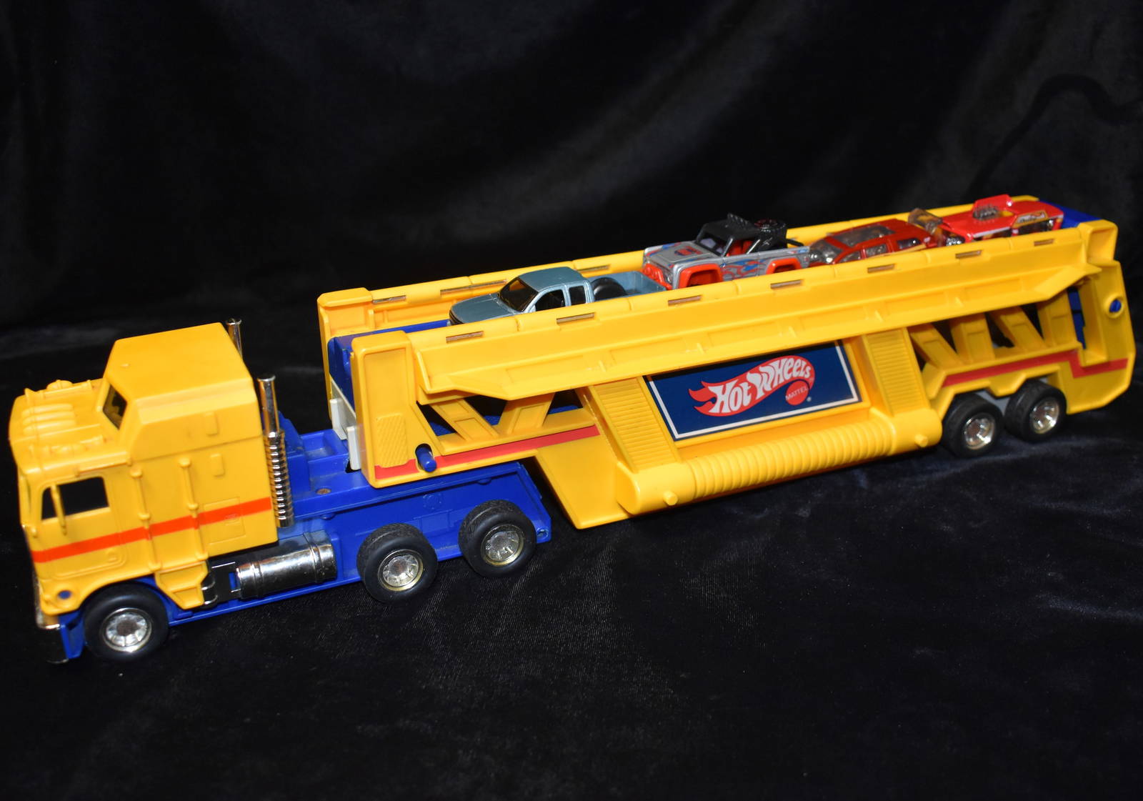Vintage 1986 Mattel Hot Wheels Semi Truck Trailer Car Hauler Carrier W