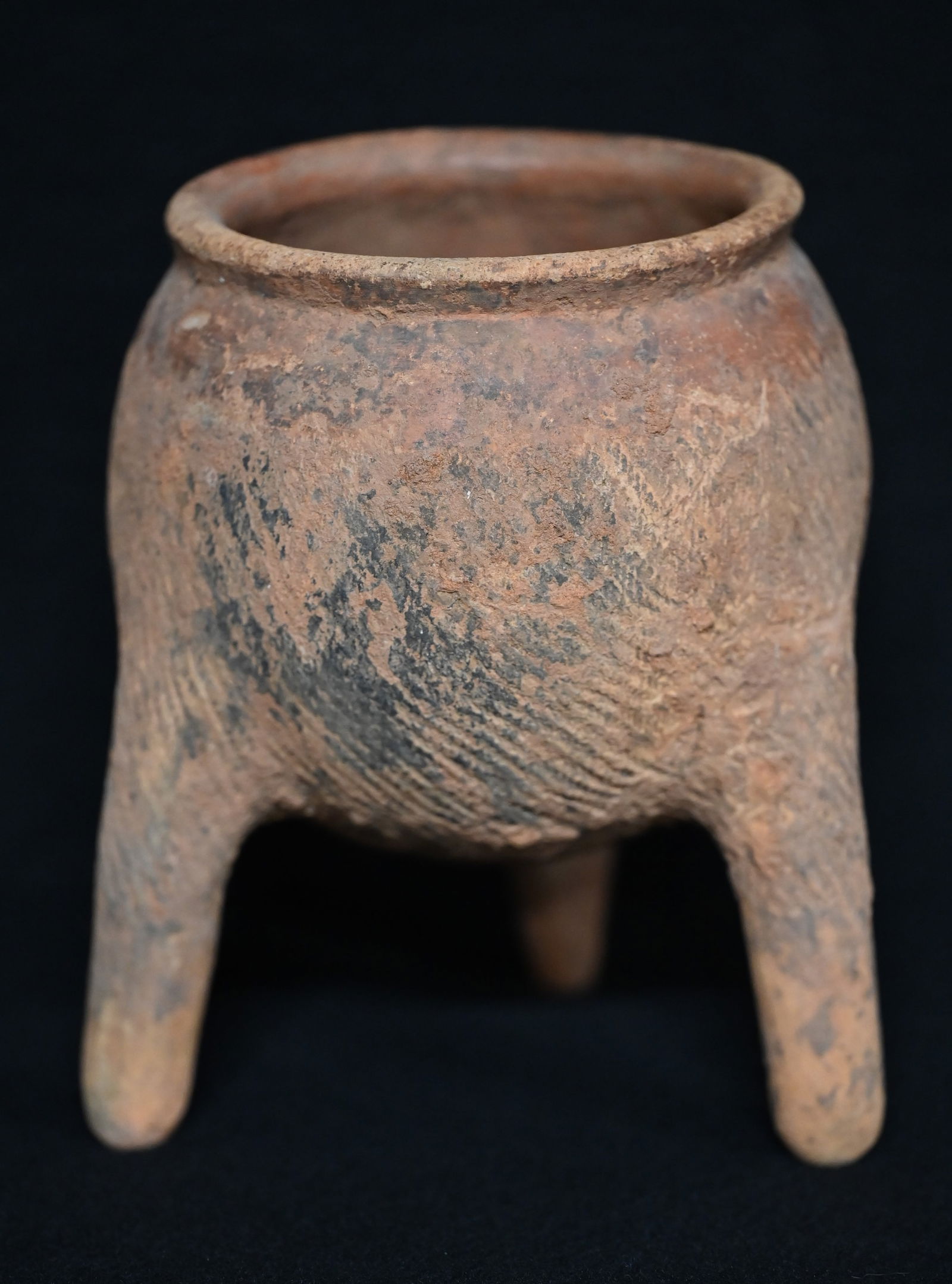 Tripod Pot Bura-Asinda Culture 3rd-13th Century found in the Lower Niger Region in Africa: 8" Terracotta Tripod Pot Bura-Asinda Culture 3rd-13th Century found in the Lower Niger Region in Africa. One leg may be repaired, see pictures. The bowl and other 2 legs are solid. Beautiful rare trip