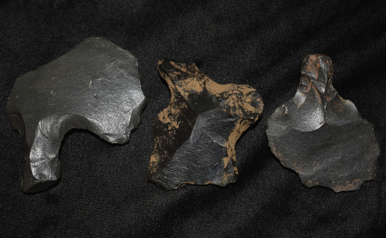 3 Obsidian Engravers found on Easter Island: 3 Obsidian Engravers found on Easter Island. Hard to acquire artifacts. Good old pieces with good patination reflecting their age. These measure 2 3/4" to 3 1/2".