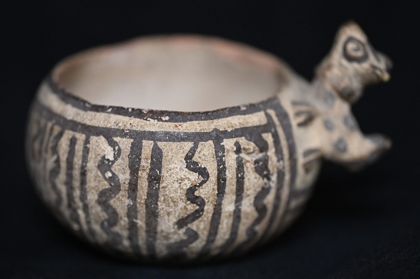 Pre-Columbian Vera Cruz Pottery Bowl With a Dog Effigy on the side.  Beautiful pot that's in great (1 of 7)