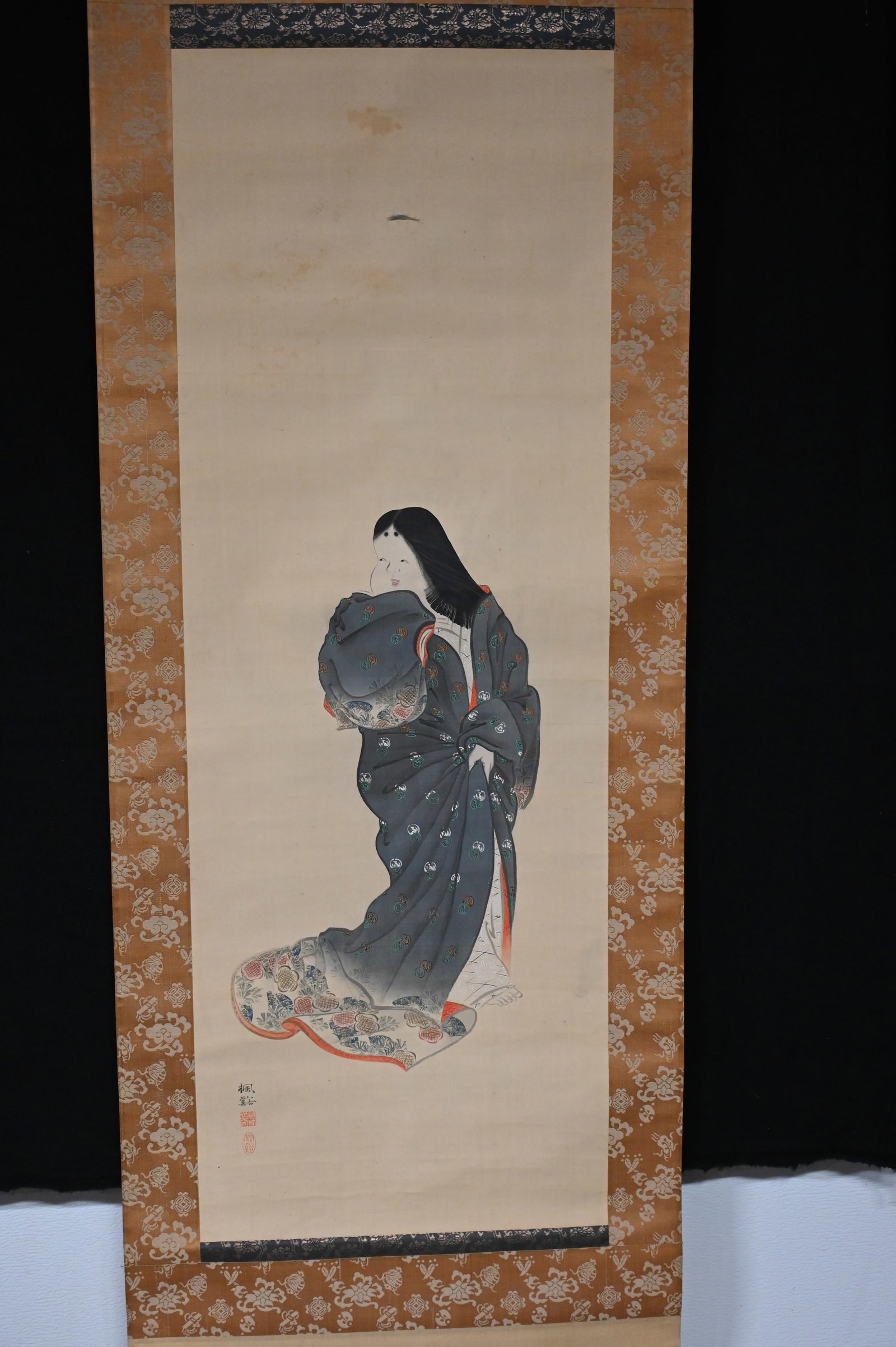 Early 1800's Japanese Ink and Wash Scroll Painting of a Woman Signed Feng Mo. Great color and: Early 1800's Japanese Ink and Wash Scroll Painting of a Woman Signed Feng Mo. Great color and condition for around 200 years old. The scroll measures 70 inches long. 19 inches wide.