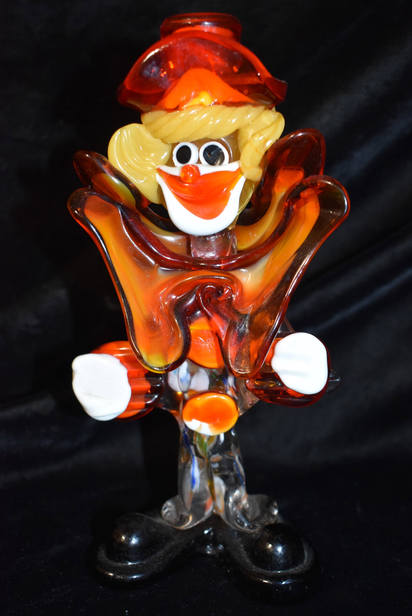 8 3/8" Venetian Murano Blown Glass Clown: 8 3/8" Venetian Murano Blown Glass Clown. This is an exceptional piece of circa 1950's blown glass artistry. It is in excellent condition.