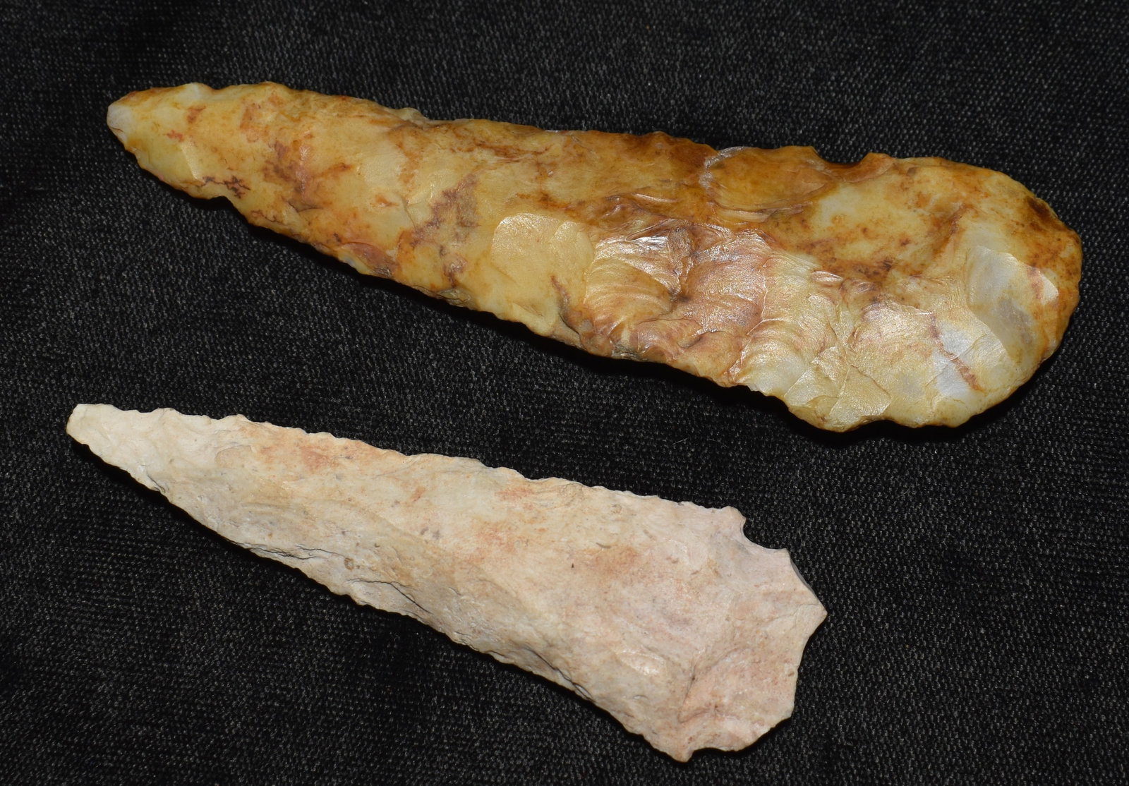2 Arrowheads found in Pettis County, Missouri 3 3/8" to 4 3/8": 2 Arrowheads found in Pettis County, Missouri 3 3/8" to 4 3/8" Ex George Wolf Collection