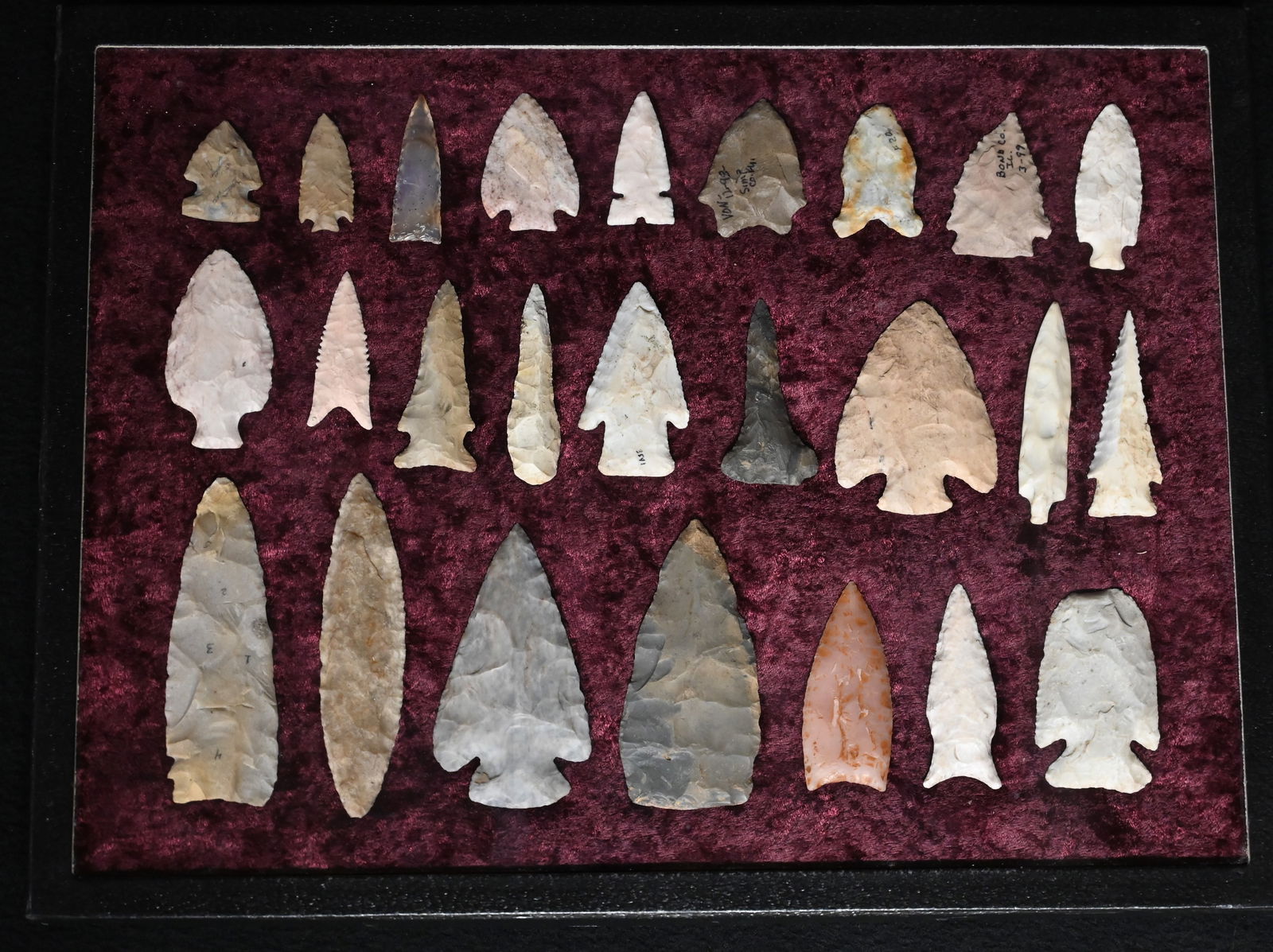 Frame of 25 Modern and Re-Chipped Arrowhead longest is 4 1/2 inches.  The 12" x 16" Frame is (1 of 5)