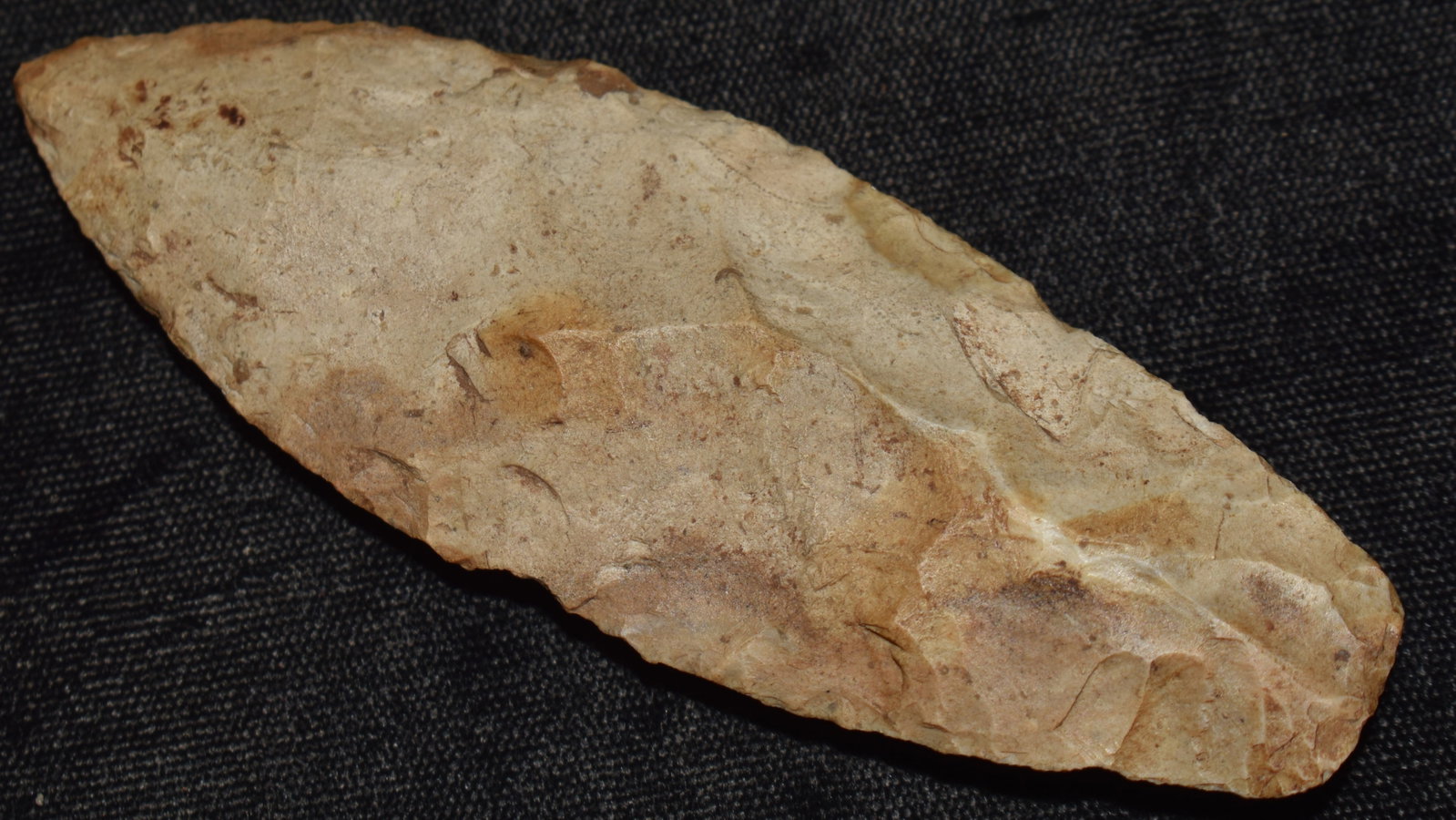 3 7/8" Sedalia found in Cooper County, Missouri: 3 7/8" Sedalia found in Cooper County, Missouri. From the life time collection of James Bond. Key words: Ancient, Prehistoric Native American Indian Artifacts, Arroweads, Stone Tools
