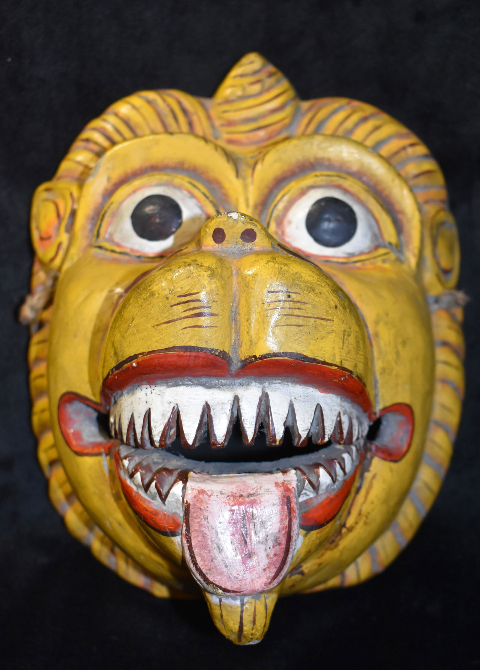 Indonesia Balinese Cat, Leopard or Lion Mask - Mid Century or Older: Indonesia Balinese Cat, Leopard or Lion Mask. Used in ceremonies and plays masks like this one were. Indonesia is a guess on this one. It was with the Sri Lanka Masks in the previous lots. Very good c