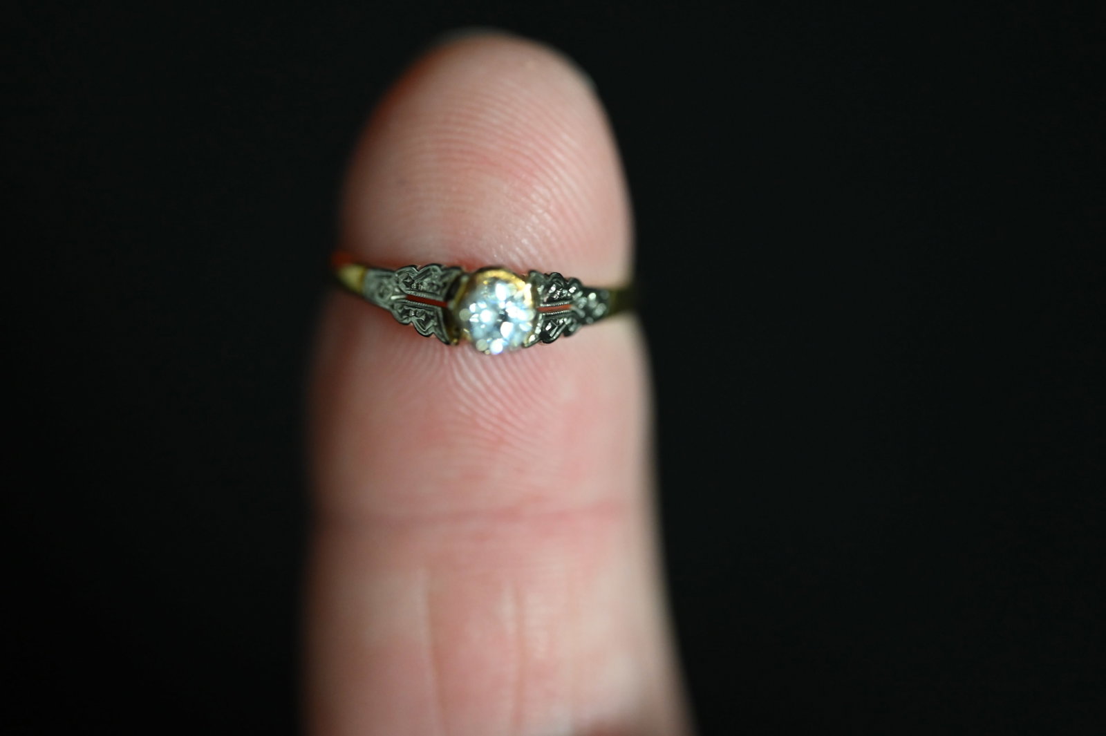 18k and Platinum ring with stone: material : 18k and Platinum Stone: clear unknown Size:8