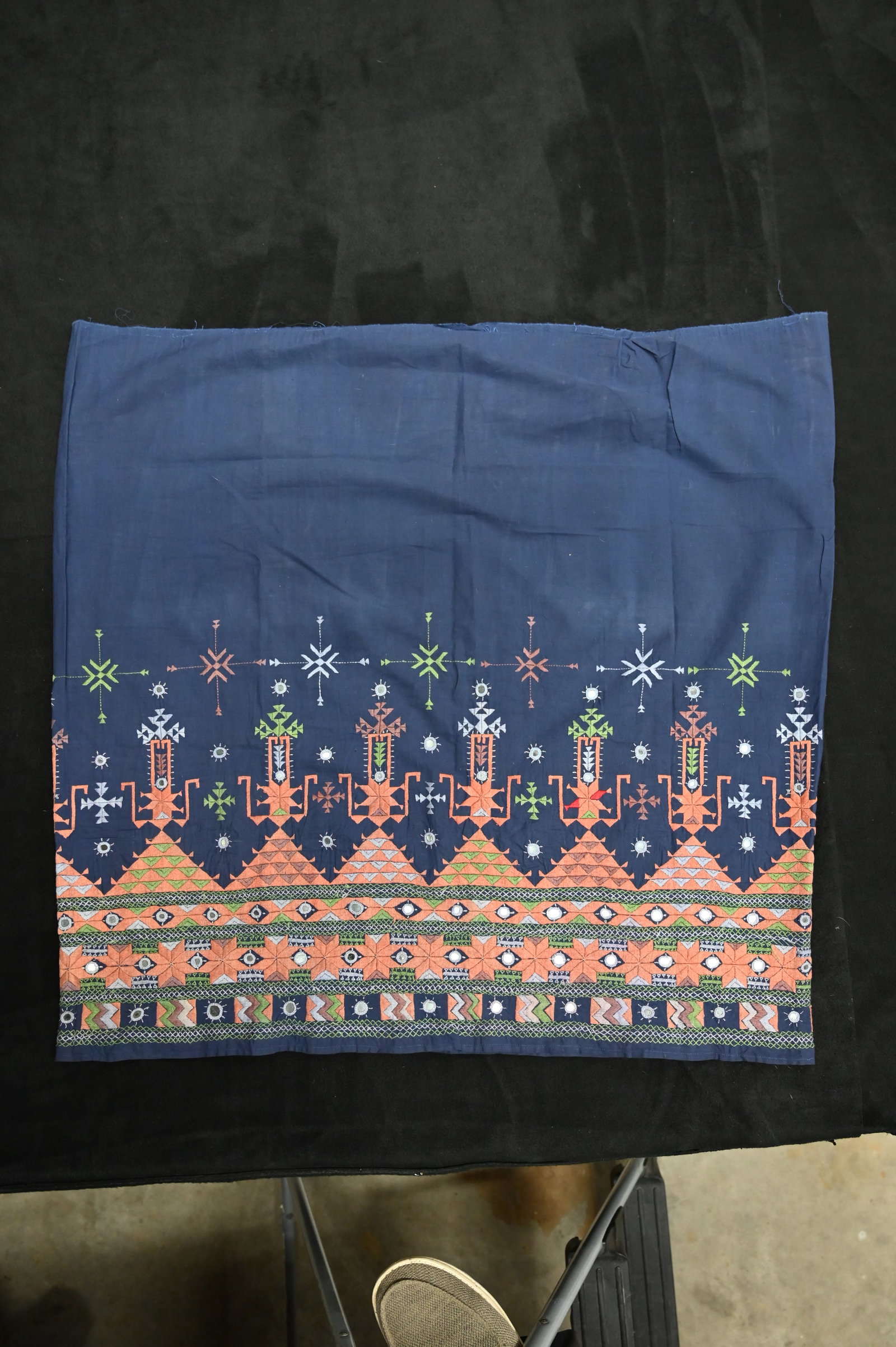 Vintage Hand Embroidered Skirt Shisha "Mirror" Cloth From India made with pieces of Mica. 32" x 33: Vintage Hand Embroidered Skirt Shisha "Mirror" Cloth From India made with pieces of Mica. 32" x 33 1/2".
