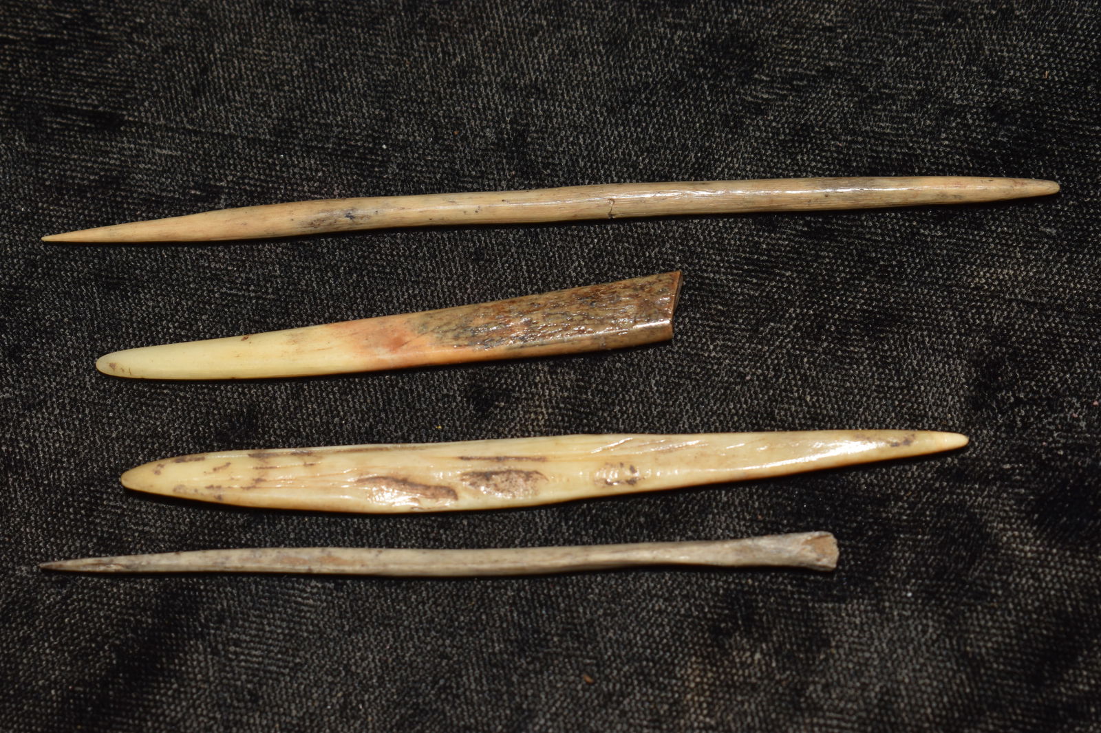 4 Well Made Bone Awls Found in Clark Co. Missouri by Dale Roberts longest is 4 1/2 inches.: 4 Well Made Bone Awls Found in Clark Co. Missouri by Dale Roberts longest is 4 1/2 inches. Key words: Ancient, Prehistoric Native American Indian Artifacts, Arrowheads, Stone Tools