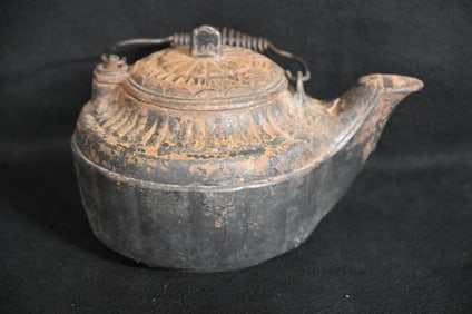 Cast Iron Coffee/Tea Pot B. A. Williams No.7 Keokuk Iowa.7 1/2 inches tall 12 inches wide.  Very