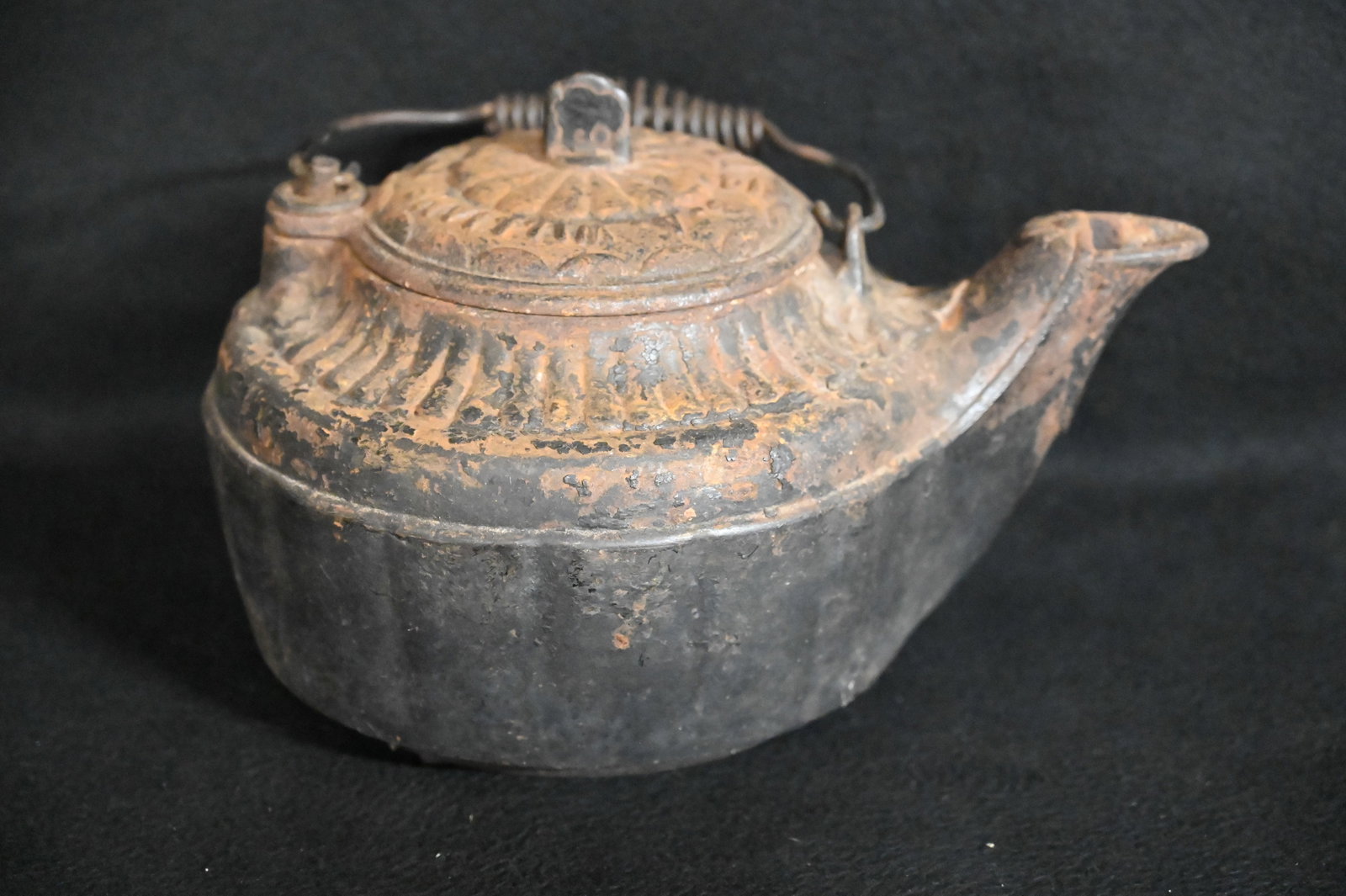 Cast Iron Coffee/Tea Pot B. A. Williams No.7 Keokuk Iowa.7 1/2 inches tall 12 inches wide. Very: Cast Iron Coffee/Tea Pot B. A. Williams No.7 Keokuk Iowa.7 1/2 inches tall 12 inches wide. Very nice piece to add to your décor.