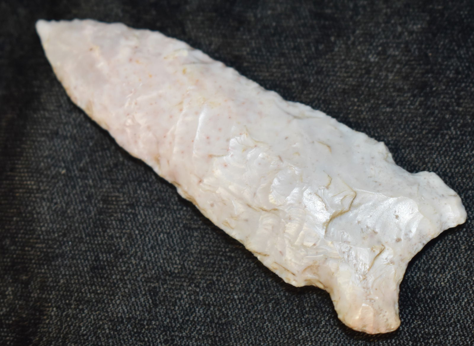 3 5/16" Nicely Made Hemphill Arrowhead found in Pettis County, Missouri: 3 5/16" Nicely Made Hemphill Arrowhead found in Pettis County, Missouri. Some collectors may consider this a graham cave. It is made from a highly heat treated Burlington chert. Ex George Wolf Collect
