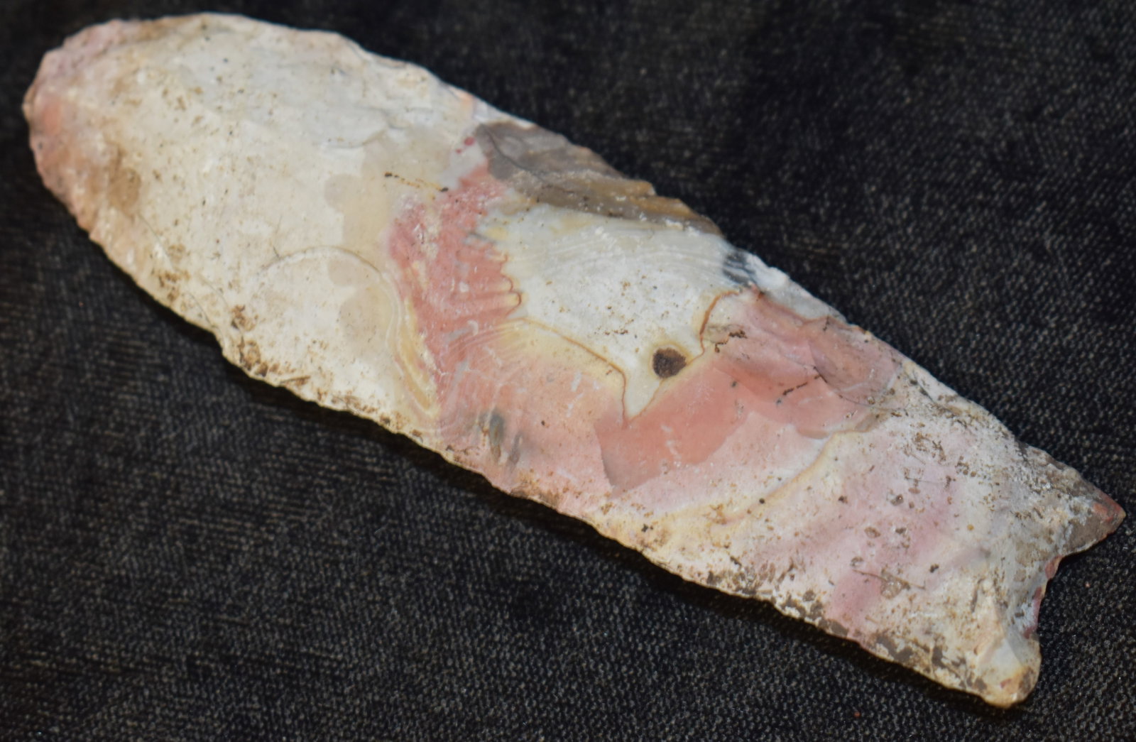 4 1/8" Colorful Sedalia found in Pettis County, Missouri: 4 1/8" Colorful Sedalia found in Pettis County, Missouri. Made of a colorful Marshal Chert. Ex George Wolf Collection. Key words: Ancient, Prehistoric Native American Indian Artifacts, Arrowheads, Sto