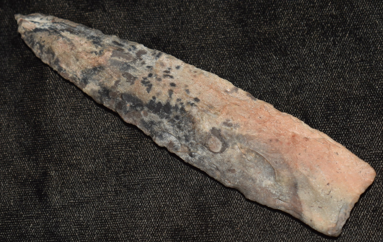 4 7/8" Colorful Nebo Hill or Sedalia Spear found in Pettis County Missouri: 4 7/8" Colorful Nebo Hill or Sedalia Spear found in Pettis County Missouri. Made of colorful Marshal chert. Ex George Wolf Collection. Key words: Ancient, Prehistoric Native American Indian Artifacts,
