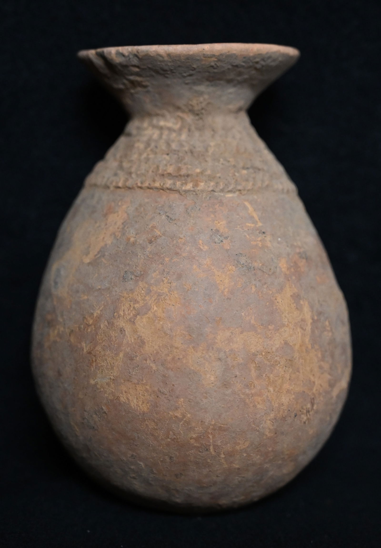 5 1/4" Terracotta Pot From Bura Asinda In Niger Africa Circa 3rd - 11th century. This is a very: 5 1/4" Terracotta Pot From Bura Asinda In Niger Africa Circa 3rd - 11th century. This is a very solid pot with only minor chips on the rim.