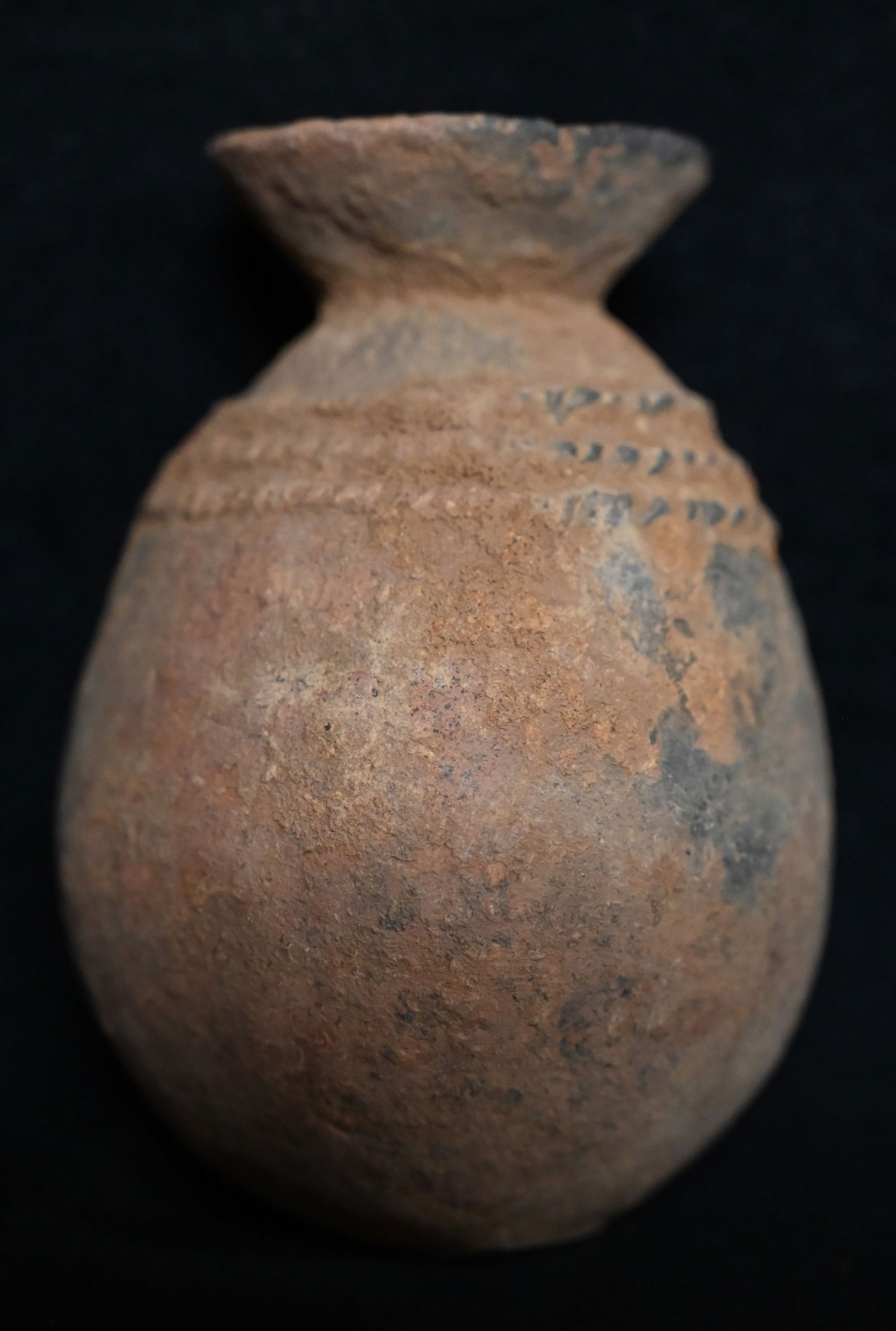 5 1/4" Terracotta Pot From Bura Asinda In Niger Africa Circa 3rd - 11th century. This is a very: 5 1/4" Terracotta Pot From Bura Asinda In Niger Africa Circa 3rd - 11th century. This is a very solid pot with only chips on the rim for damage.