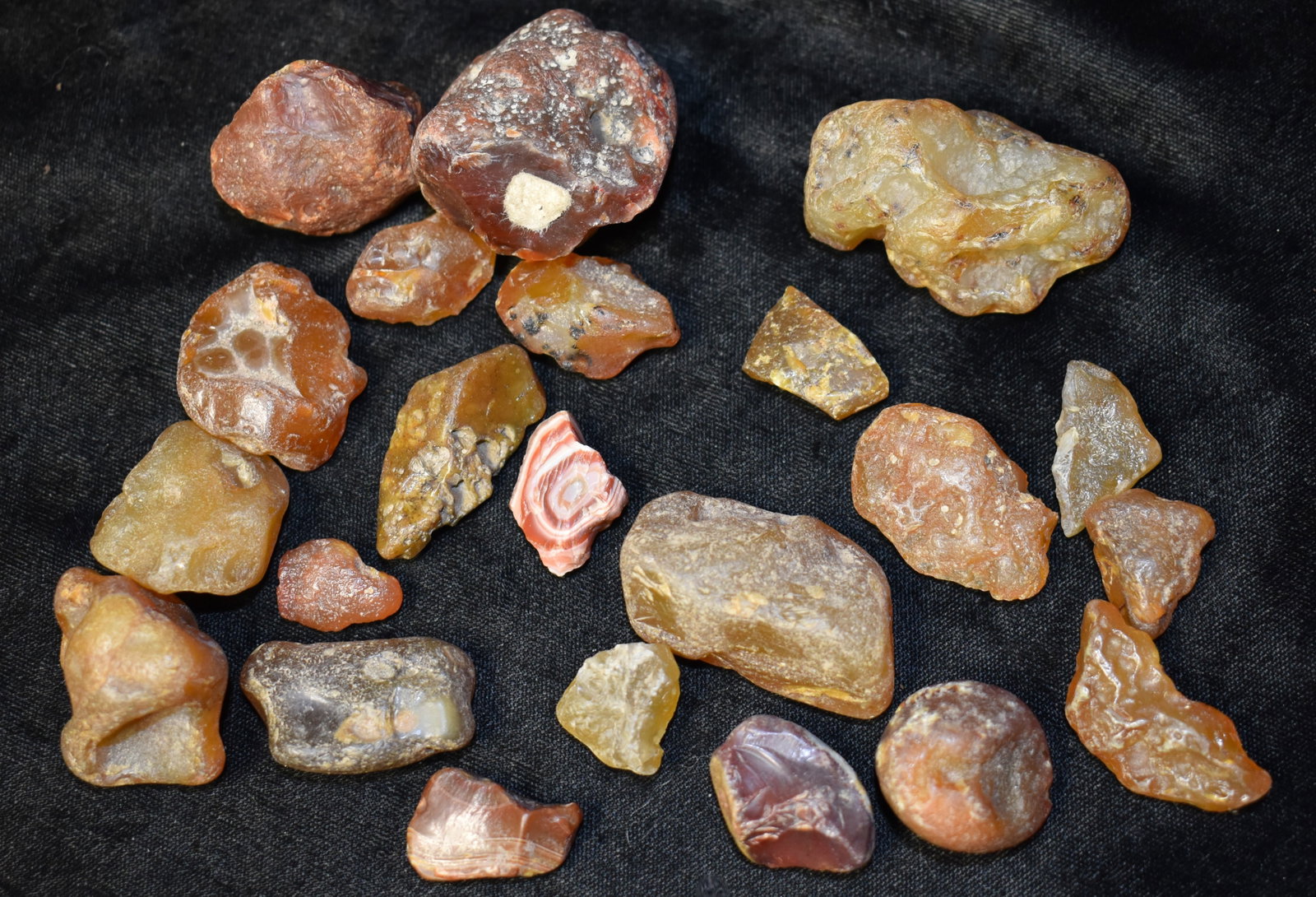 Collection of Superior and Honey Agates found in Northern Missouri: Collection of Superior and Honey Agates found in Northern Missouri. This group weighs around 13 1/2 ounces. Nice size agates that are occasionally found in the glacial gravels of northern Missouri. 3/