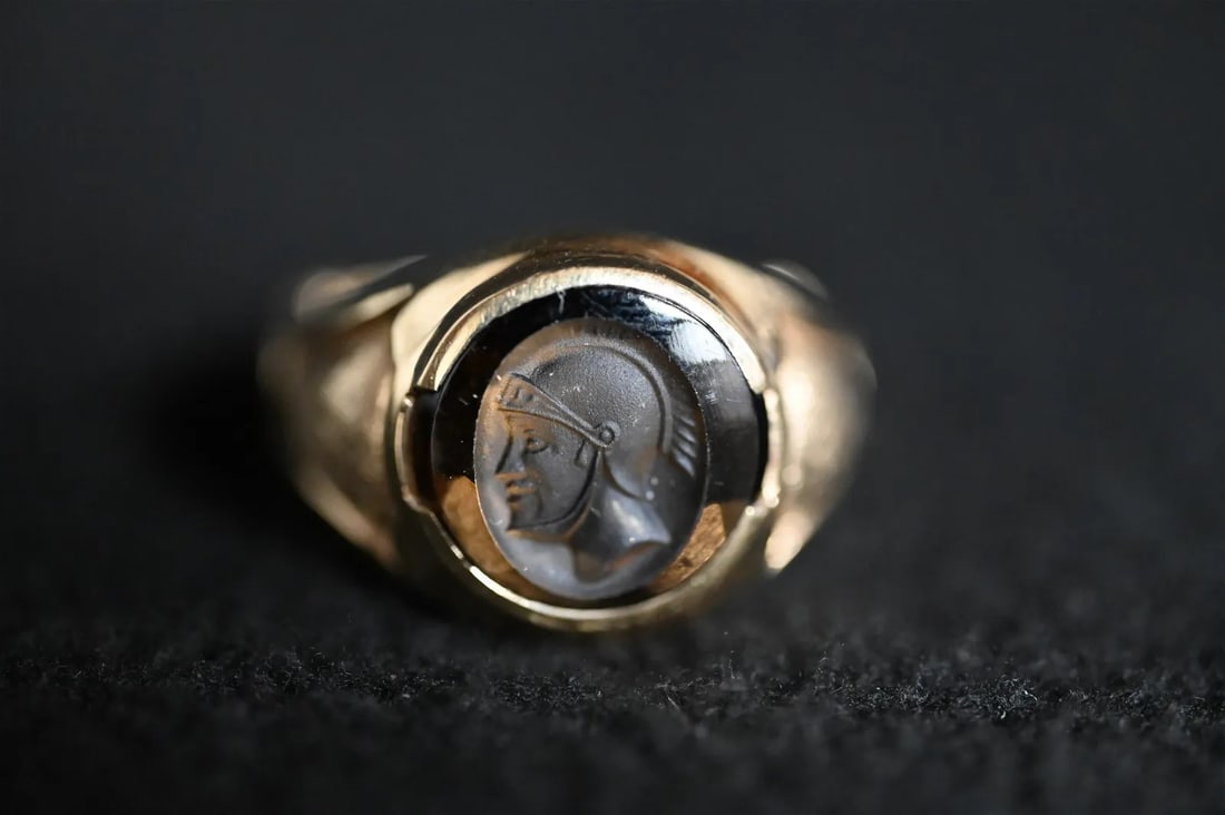 Hematite Roman Soldier Itaglio 10K Gold Ring: Hematite Roman Soldier Itaglio 10K Gold Ring