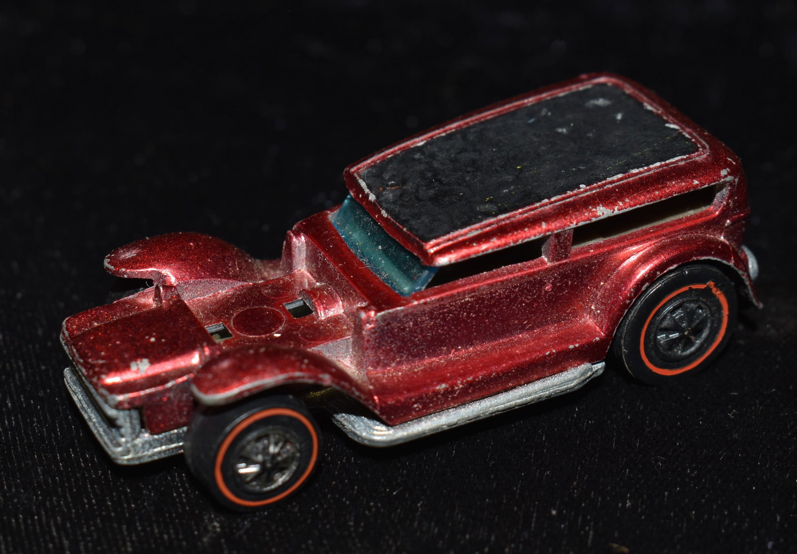 VINTAGE HOT WHEELS REDLINE 1969 THE DEMON - Made in Hong Kong: VINTAGE HOT WHEELS REDLINE 1969 THE DEMON - Made in Hong Kong. Very good condition for its age with only minor blemishes to paint. It is missing its engine.