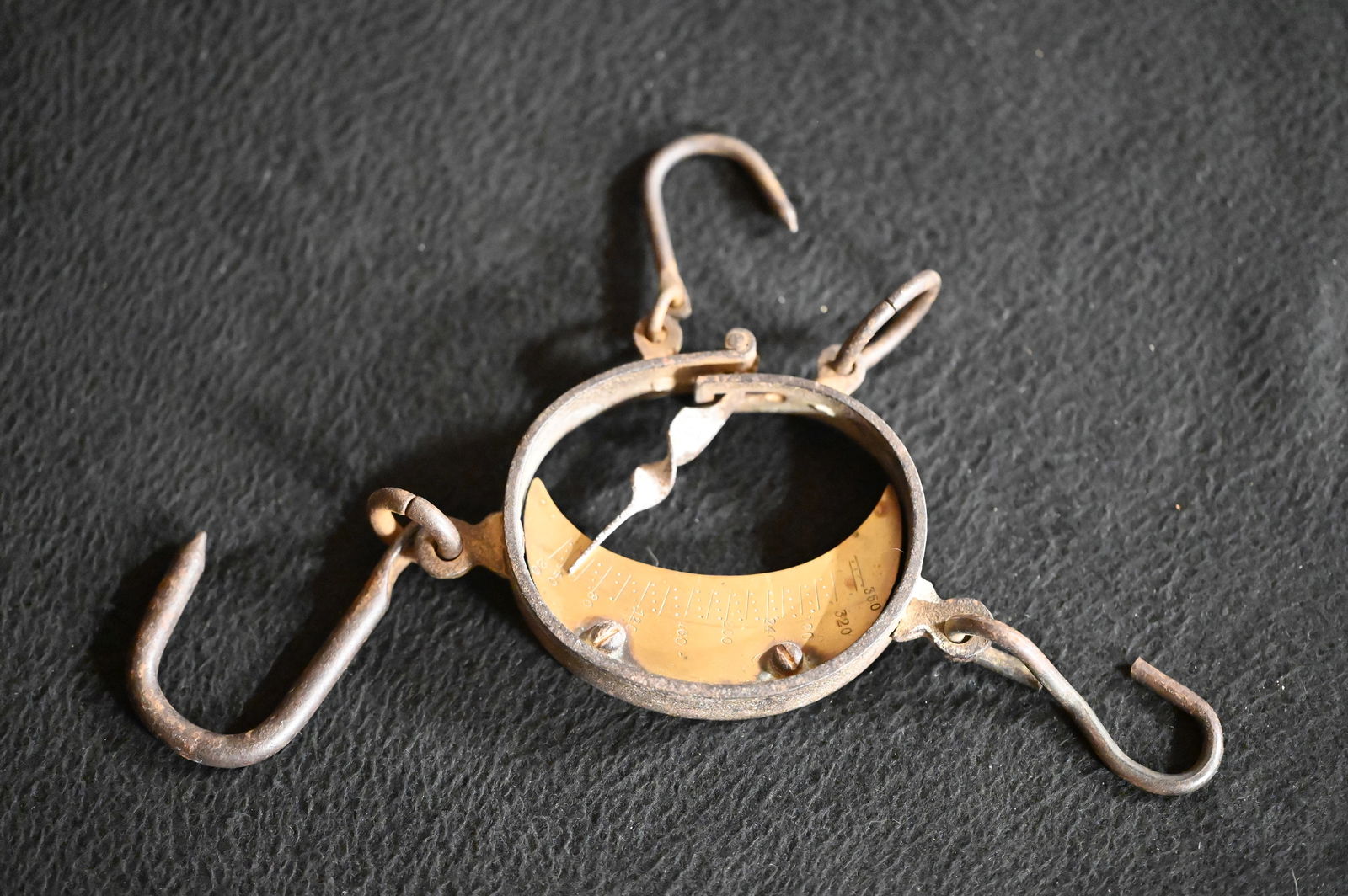 Vintage Buffalo Hide Scale. Brass on the inside steel on the outside. These were used to price (1 of 7)