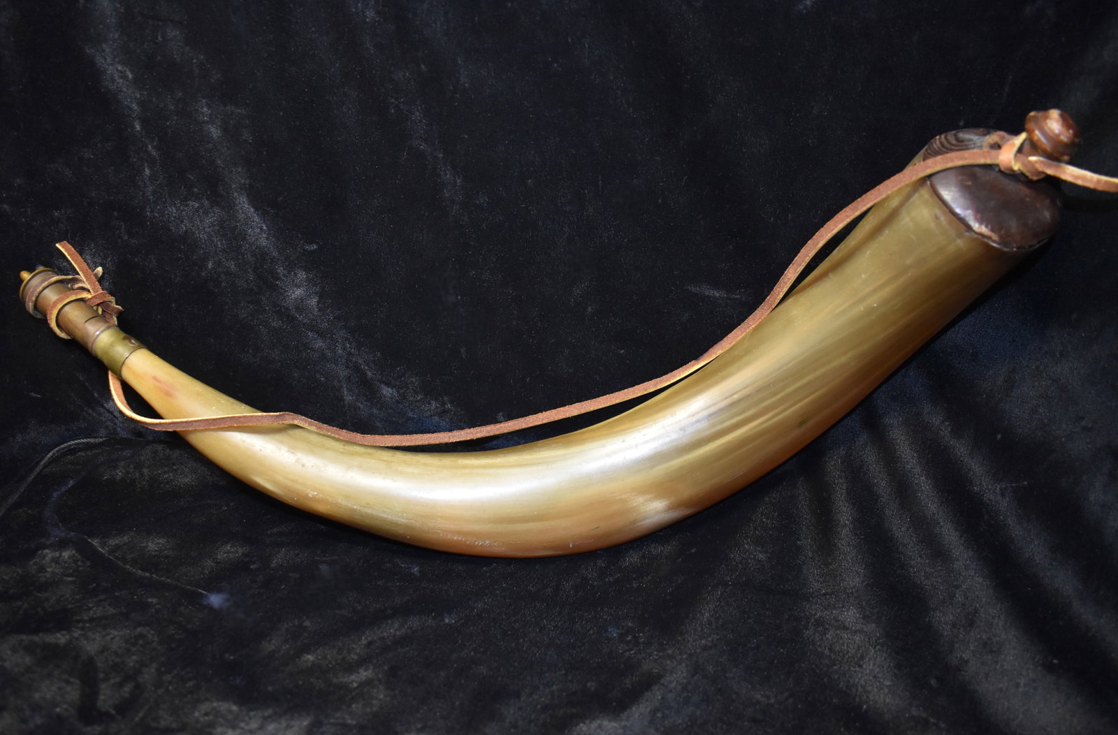 19 1/2" Antique Powder Horn: 19 1/2" Antique Powder Horn. Large end has a solid wood stopper. Small end is brass with a removeable piece as shown in photos. No makers marks. Likely late 19th to early 20th Century. Excellent condi