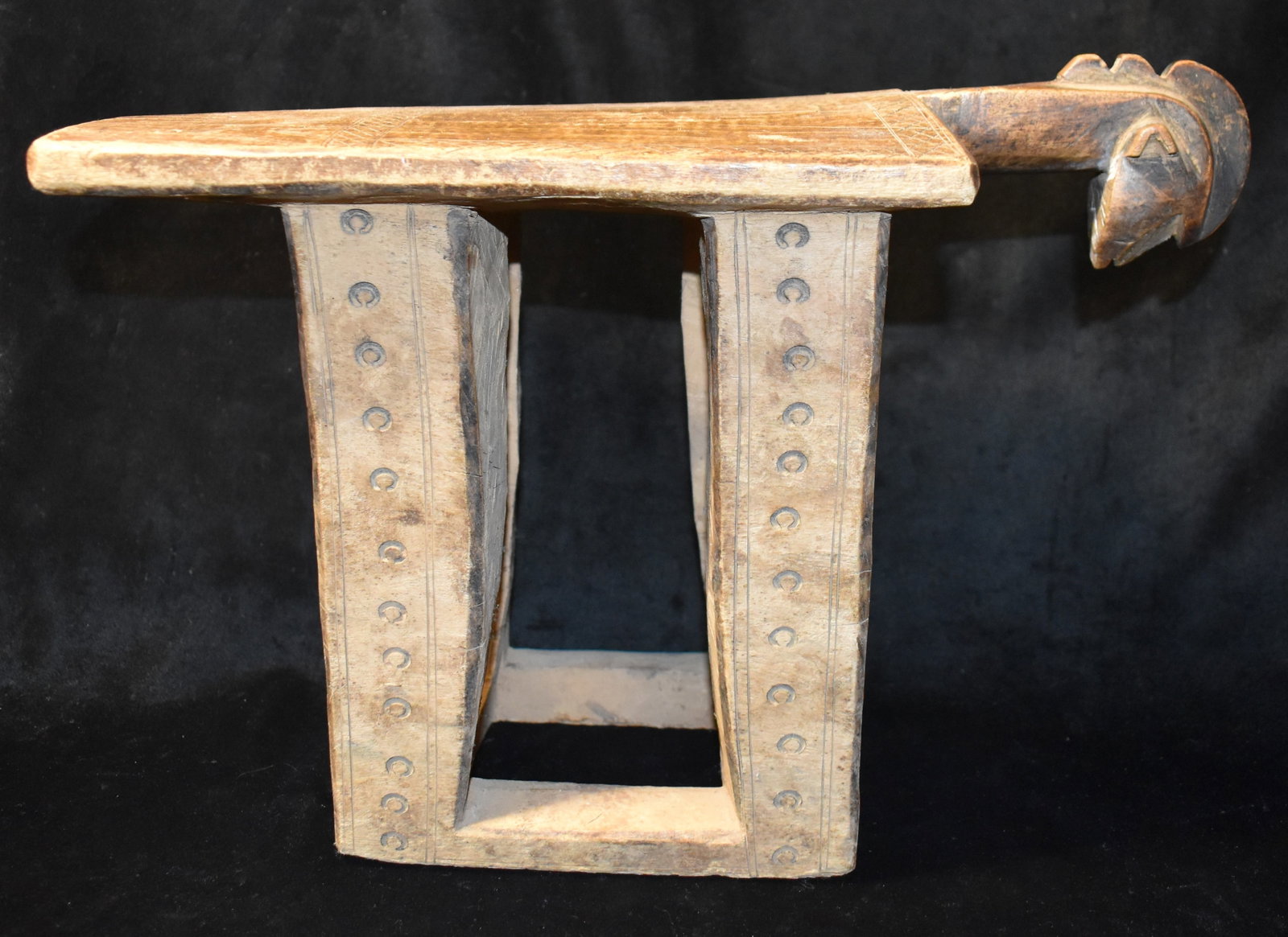 Mossi Wooden Stool Burkina Faso Chair or Stool - Mid Century or Older: Mossi Wooden Stool Burkina Faso Chair or Stool - Mid Century or Older. Hand Carved from one piece of wood. Excellent condition. Traditionally, stools like this served as both seating and headrests. Wi