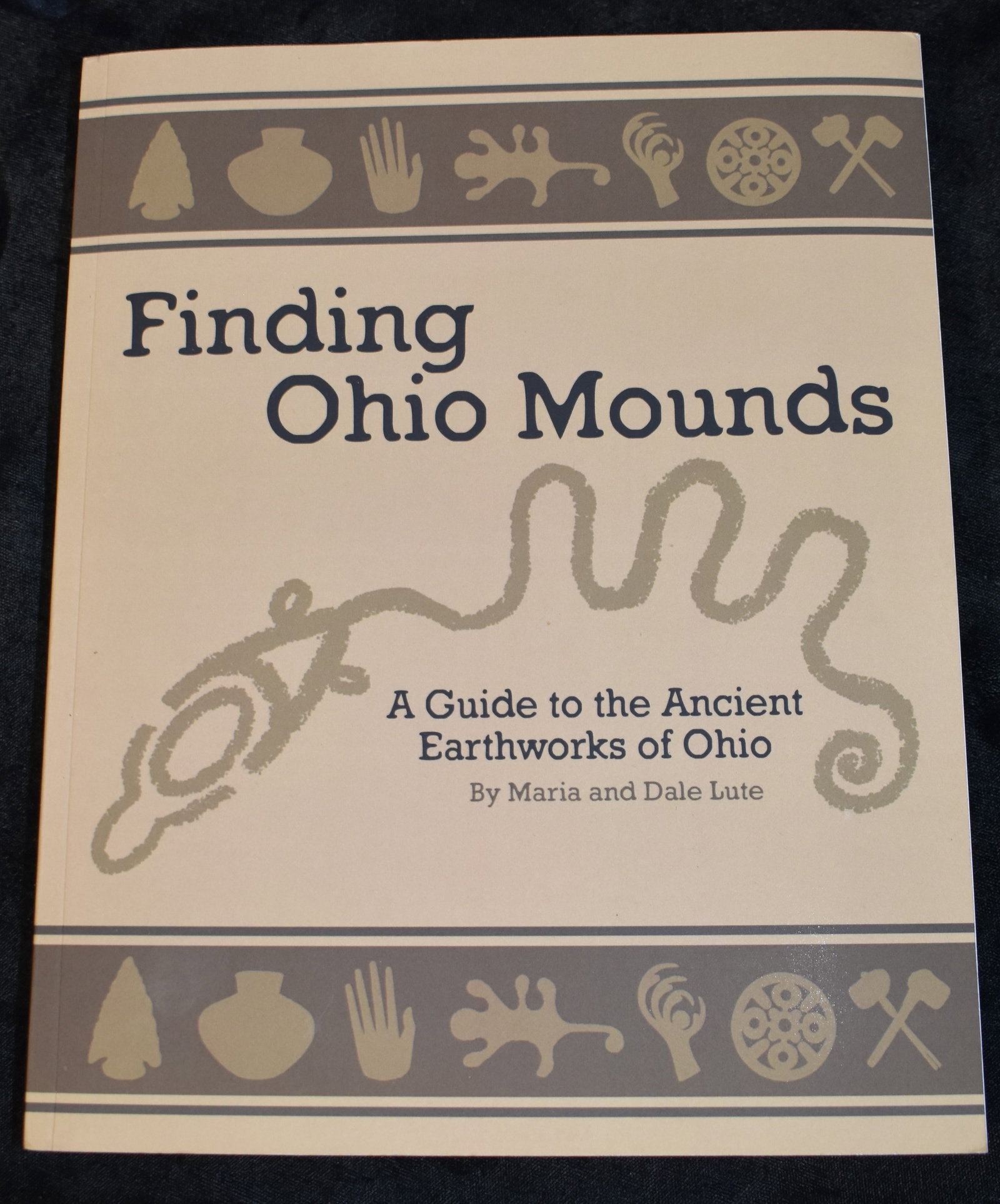 Finding Ohio Mounds - A Guide to the Ancient Earthworks of Ohio 2012: Finding Ohio Mounds - A Guide to the Ancient Earthworks of Ohio by Maria and Dale Lute 2012. Excellent condition softback.