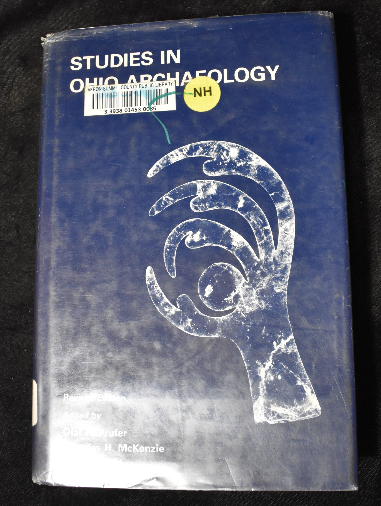 Studies in Ohio Archaeology by Olaf Prufer 1975: Studies in Ohio Archaeology by Olaf Prufer. Published by Kent State University Press 1975. Very good condition hardback with its original dust cover. Former library book. Minor shelf wear to corners.