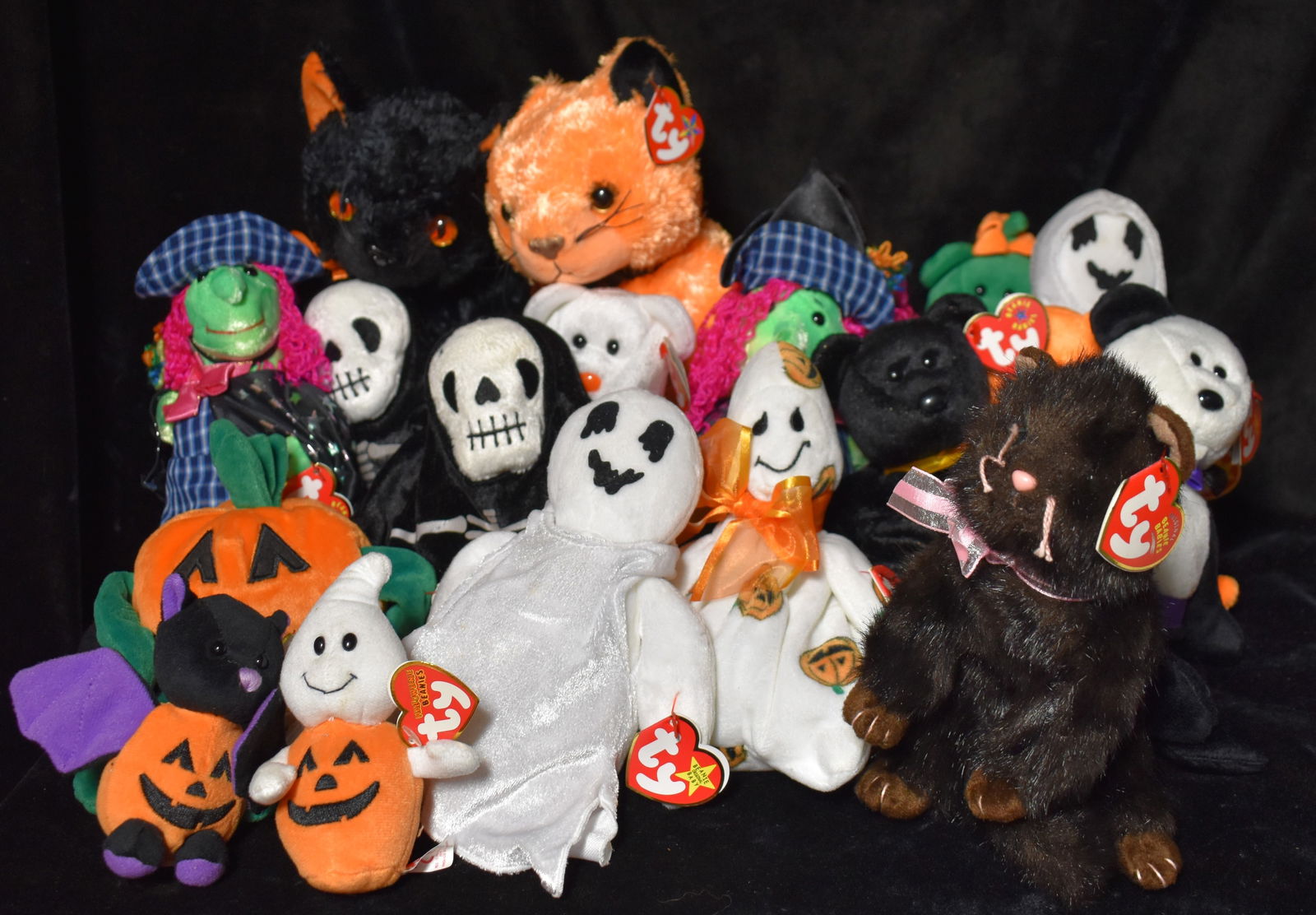 18 Holloween Collector TY Beanie Babies - Late 90's to mid 2000's (1 of 11)