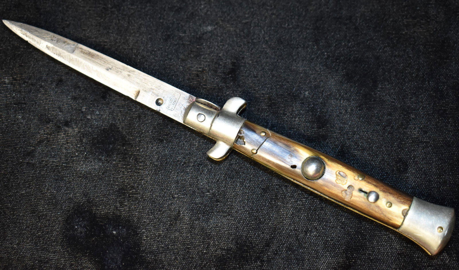 9" Mid Century EIG Cutlery Switchblade Knife - Italy: Mid Century EIG Cutlery Switchblade Knife - Italy. Operates as intended. With the exception of one of the buffalo horn handle sides being cracked as shown in photos this knife is in very good conditio