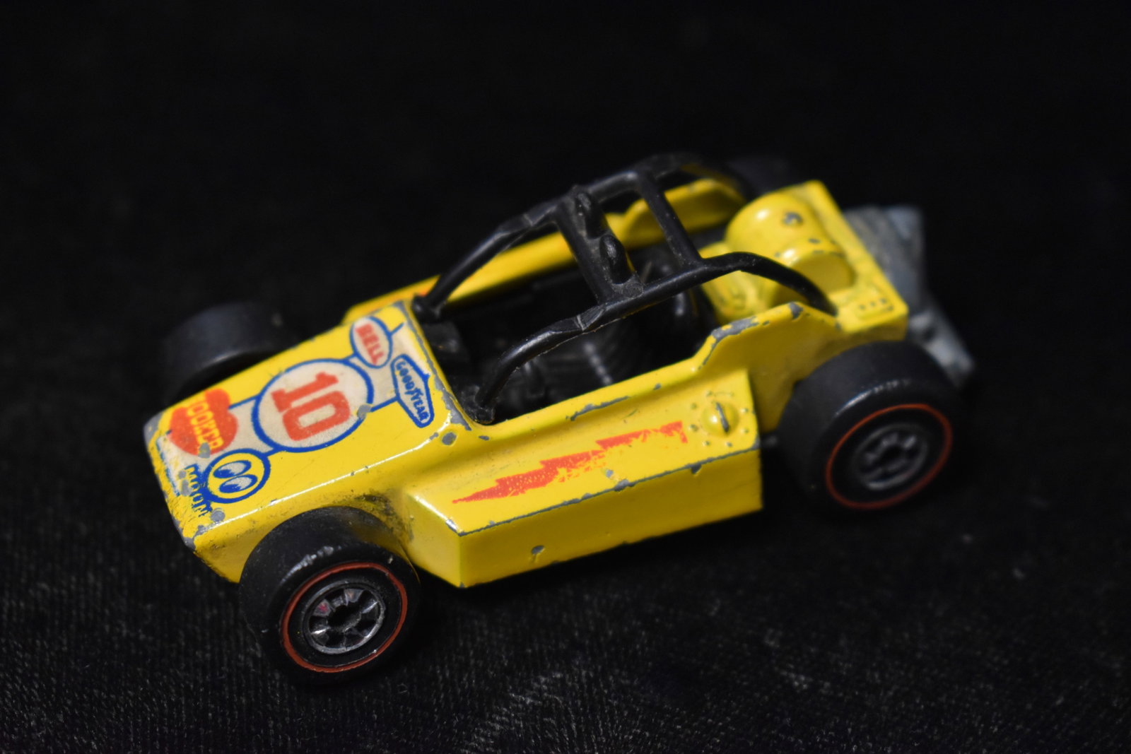 Hot Wheels Redline Rock Buster 1975 Yellow Made In Hong Kong: Hot Wheels Redline Rock Buster 1975 Yellow Made In Hong Kong. A little wear to the paint but still very good for its age. Rolls freely.