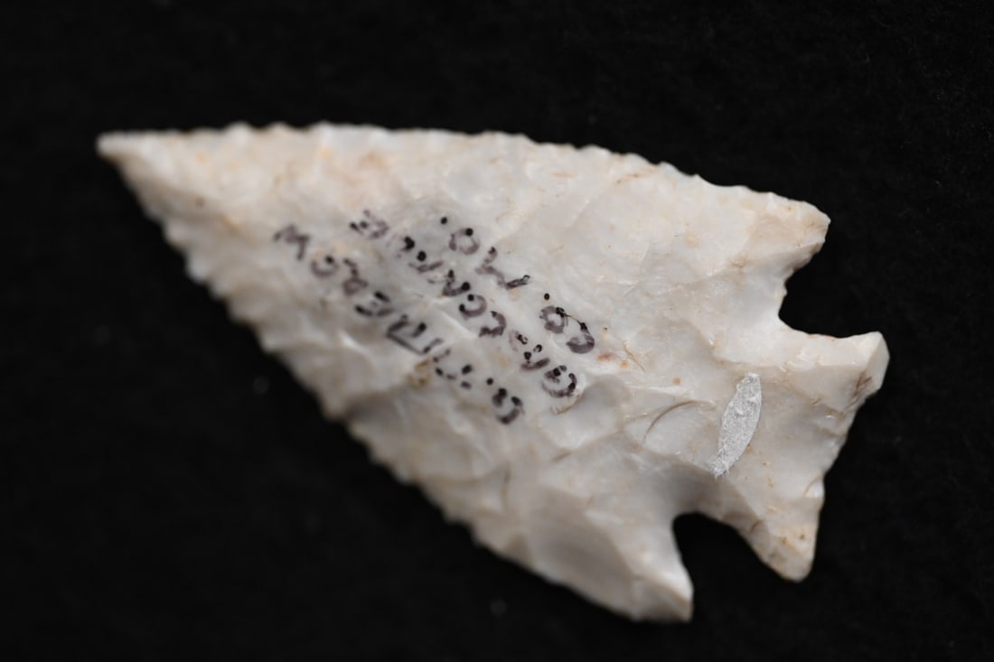 2 3/16" Gem Grade Hardin Arrowhead Found in Gasconade Co. Missouri.: 2 3/16" Gem Grade Hardin Arrowhead Found in Gasconade Co. Missouri. Key words: Ancient, Prehistoric Native American Indian Artifacts, Arrowheads, Stone Tools
