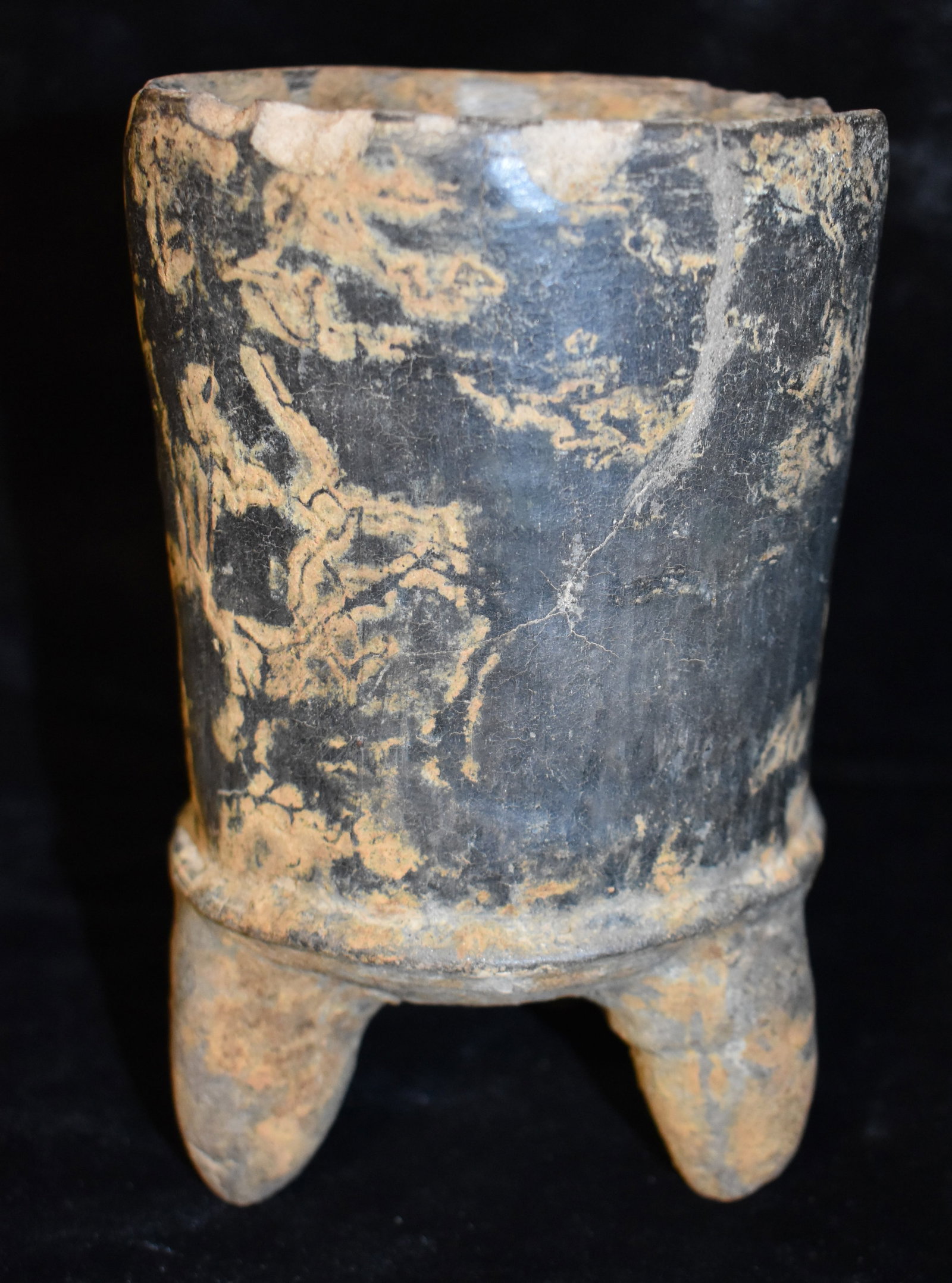 Pre-Columbian Mayan Tripod Pottery Vessel: Pre-Columbian Mayan Tripod Pottery Vessel. Exhibits correct manufacture and excellent patination. Surface has some wear from time and the elements. Very nice vessel. A well-used example exhibiting cor