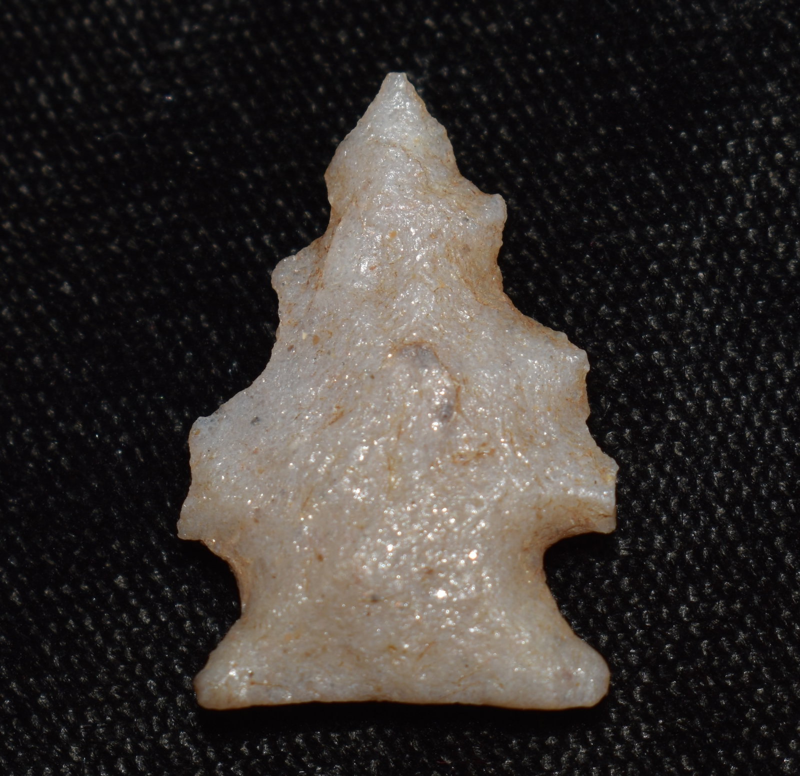 1" Fancy Serrated Sugar Quartz Kings Arrowhead found in South Central Missouri: Fancy Serrated Sugar Quartz Kings Arrowhead found in South Central Missouri. This was not an easy one to put a name on. Basal features suggest kings. Serrations like this are not typical on this point