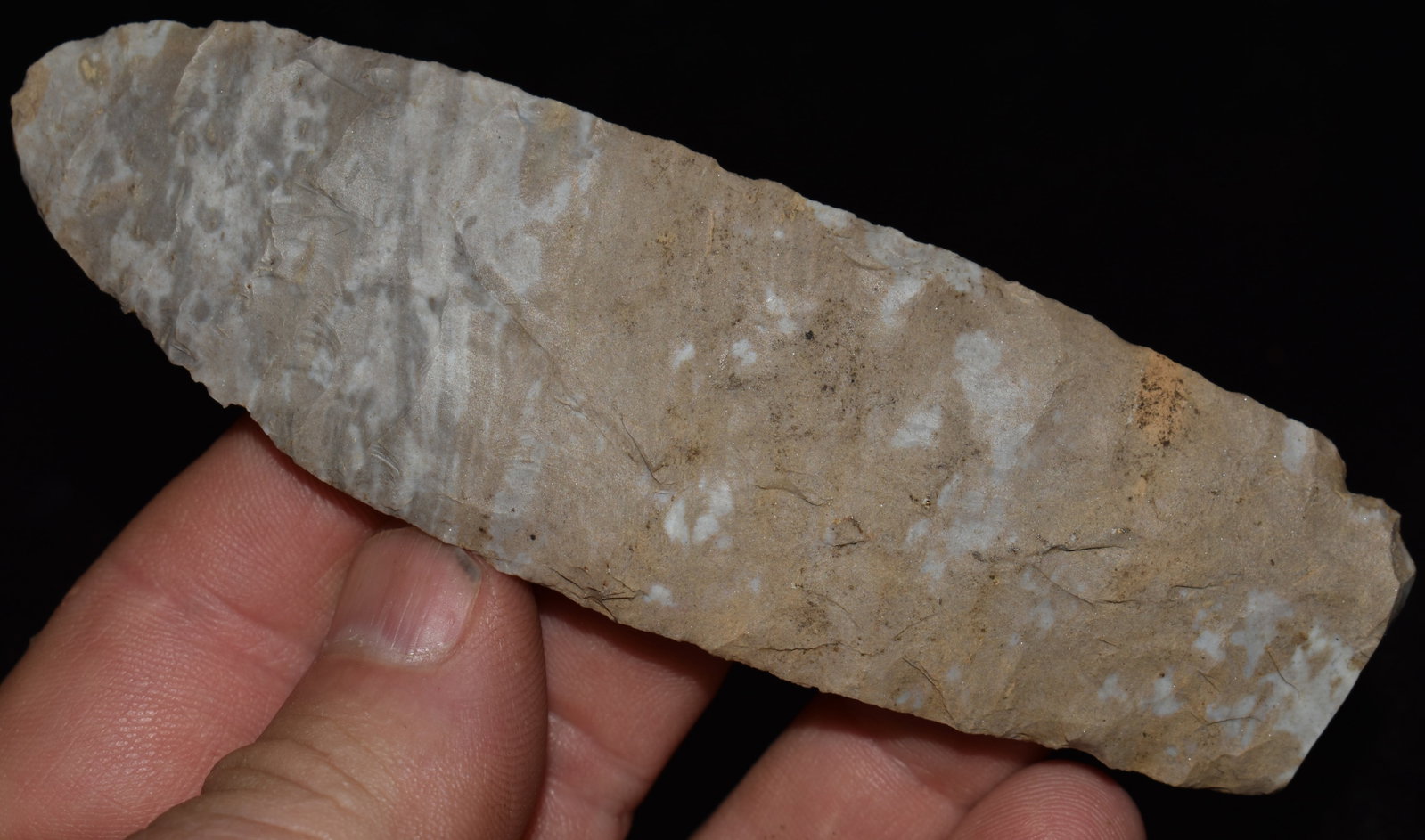 4 5/8" Finely Made Curved Blade found in Oklahoma: 4 5/8" Finely Made Curved Blade found in Oklahoma. Referred to as a scalping blade by some collectors. This blade was crafted from a curved spall of Boone Chert. Nice example of the type. Ex Walt McIn