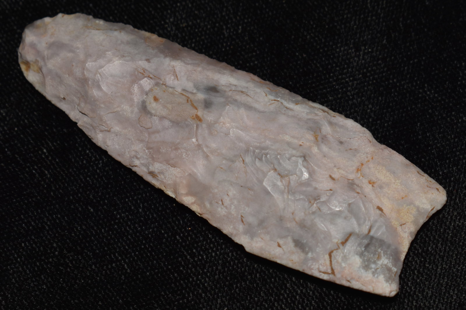 2 3/4" Angostura Knife found in Clark County, Missouri: 2 3/4" Angostura Knife found in Clark County, Missouri. Ex James Bond Collection Key words: Ancient, Prehistoric Native American Indian Artifacts, Arrowheads, Stone Tools