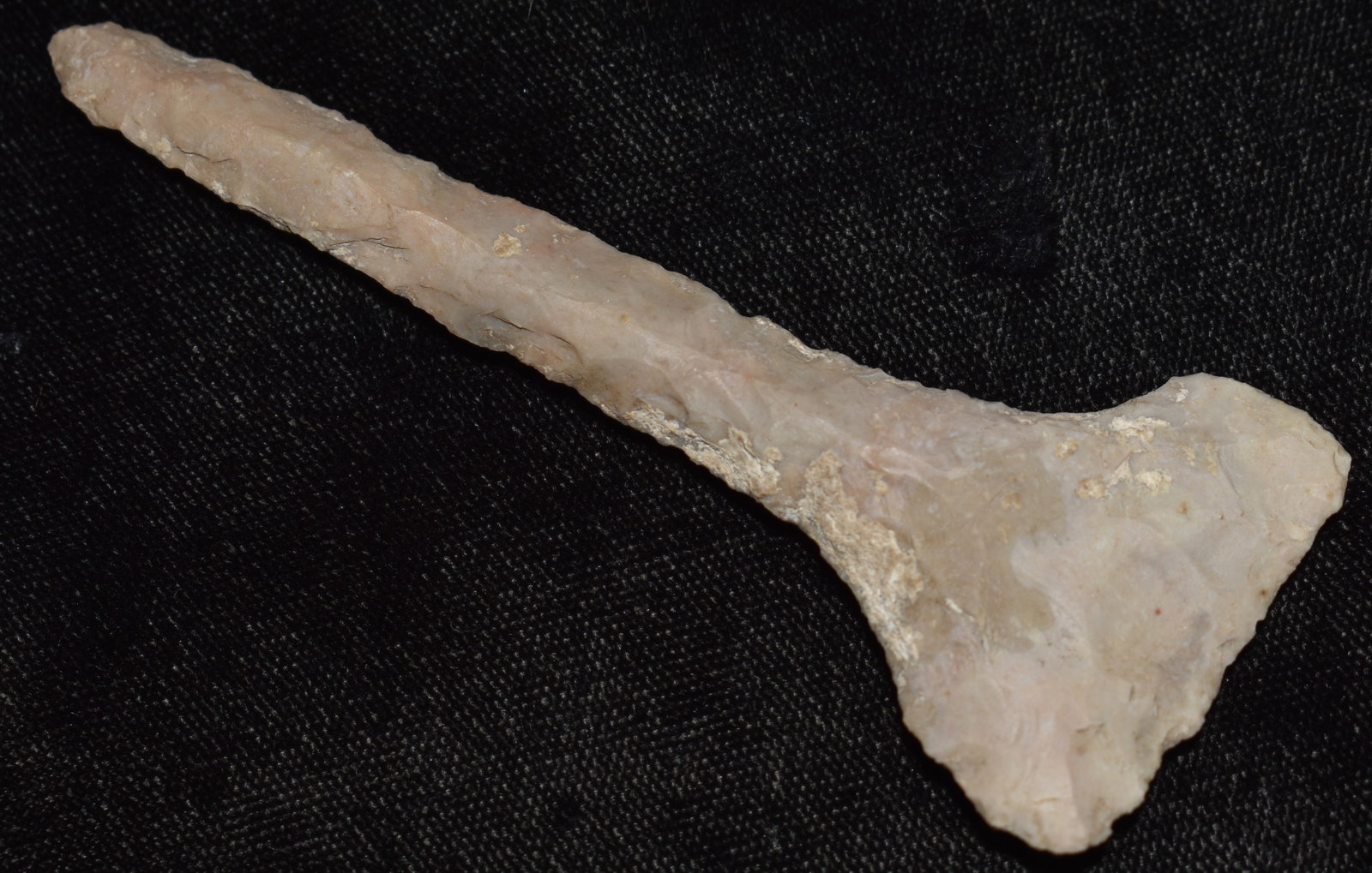 3 3/4" Nicely Made Paddle Drill found in Texas - Ex Walt McIntyre: 3 3/4" Nicely Made Paddle Drill found in Texas - Ex Walt McIntyre. Correct manufacture and very good patination. Material appears to be Edwards Plateau Chert.
