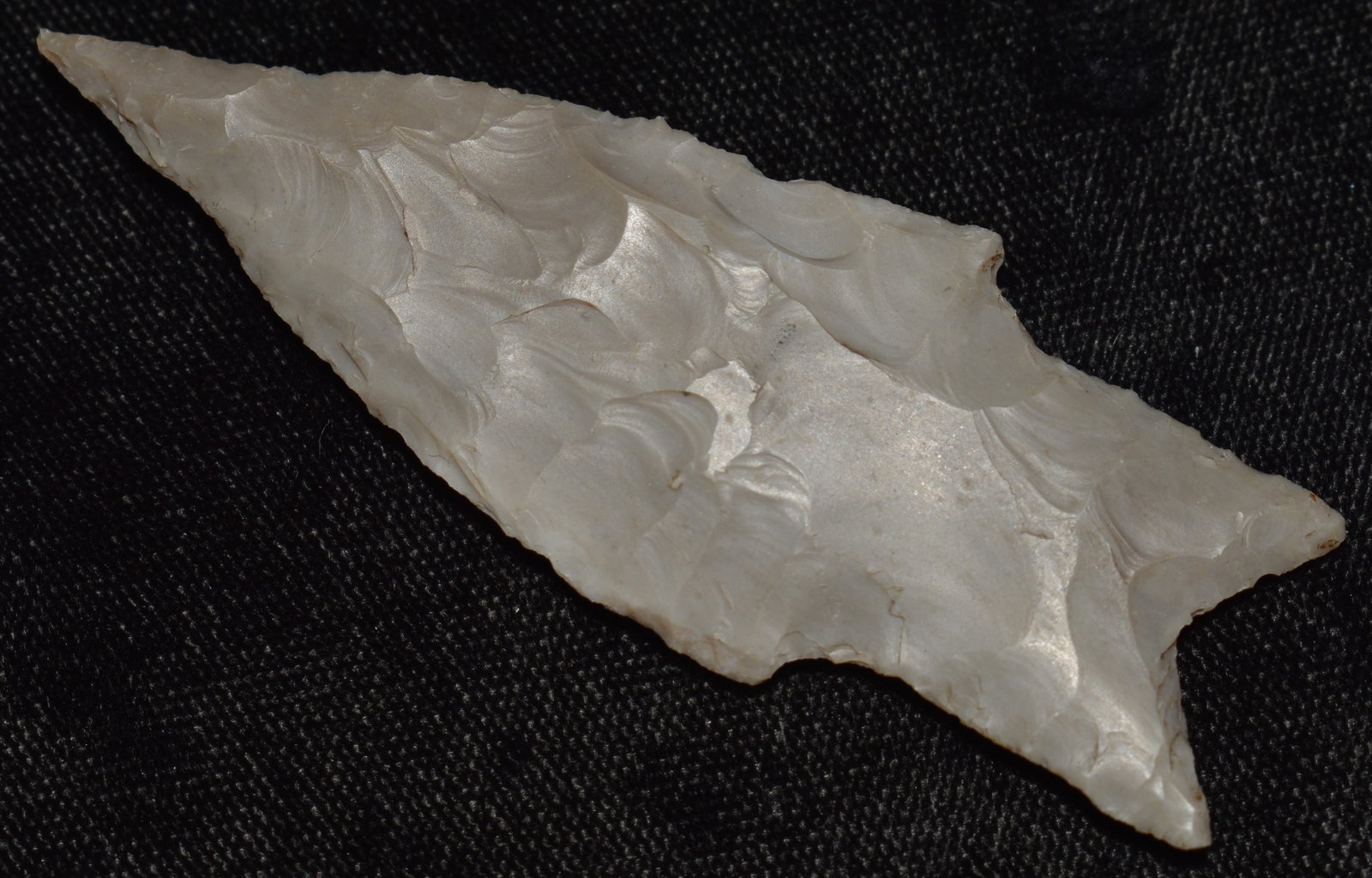 3" Finely Made Perdernales Arrowhead found in Texas - Ex Walt McIntyre: 3" Finely Made Perdernales Arrowhead found in Texas - Ex Walt McIntyre Collection. Correct manufacture and good patination. Material appears to be Edwards Plateau Chert.