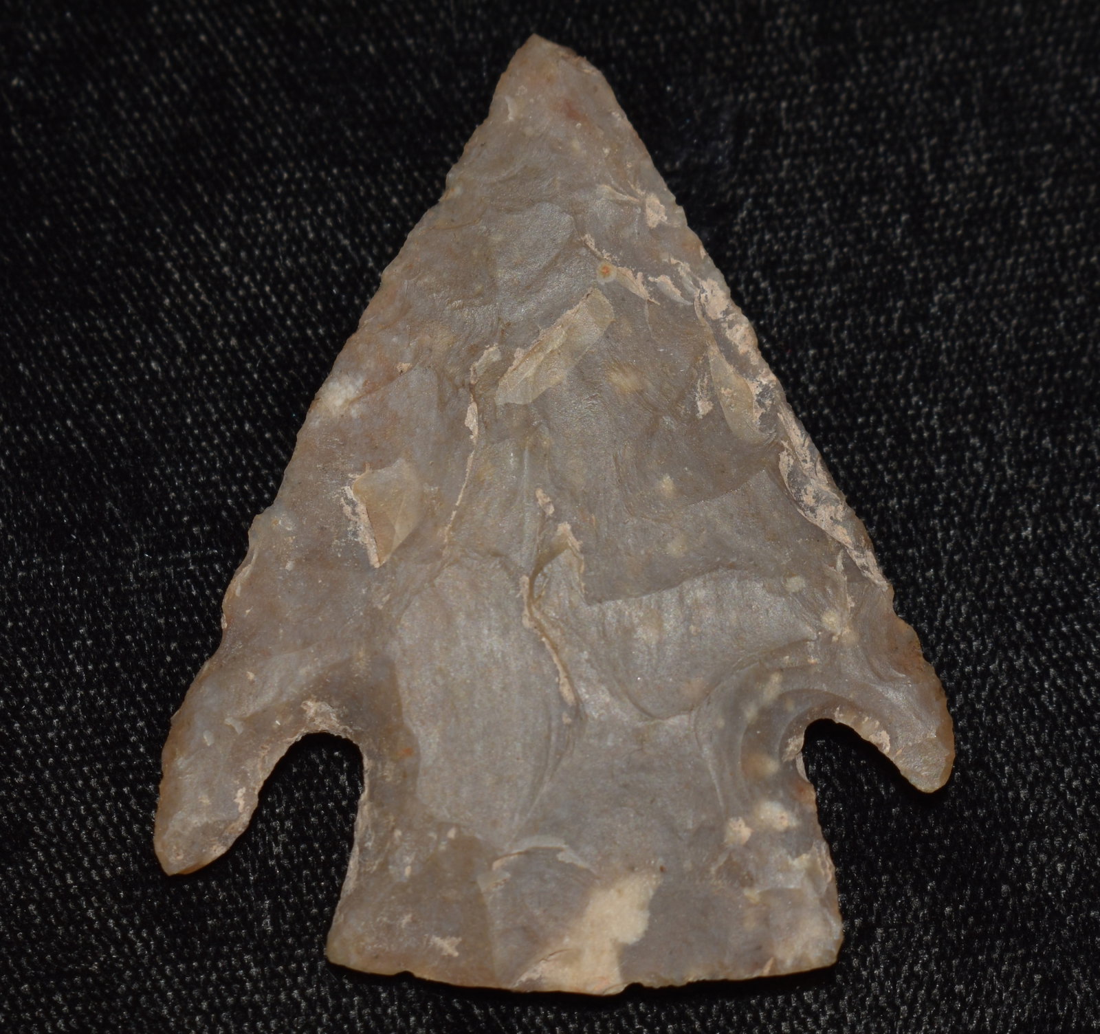 2 1/16" Castroville Arrowhead found in Texas - Ex Walt McIntyre Collection: 2 1/16" Castroville Arrowhead found in Texas - Ex Walt McIntyre Collection. Correct manufacture and very good patination. Material appears to be Edwards Plateau Chert.