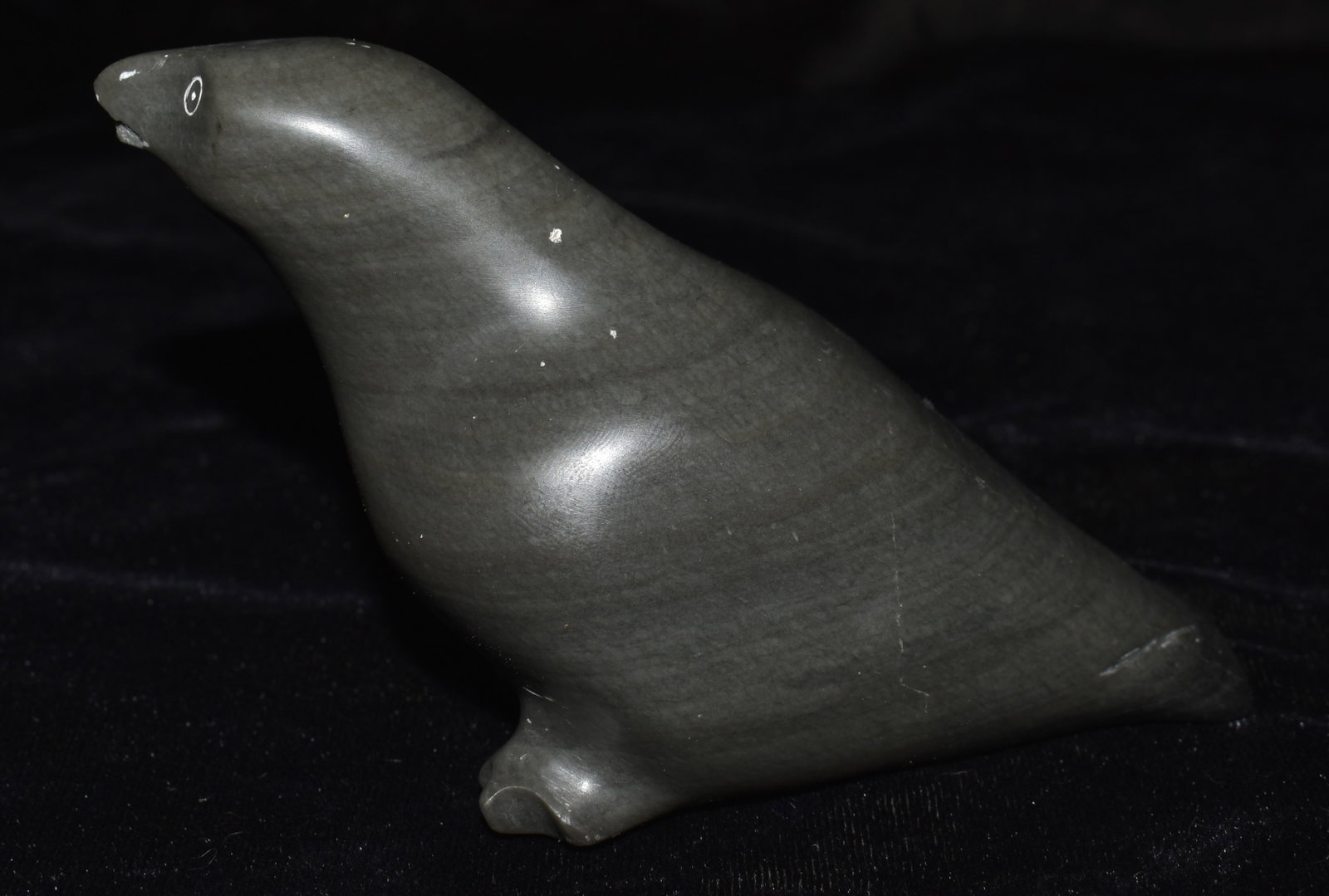 Vintage Inuit Eskimo Art Stone Bird Carving: Vintage Inuit Eskimo Art Stone Bird Carving. May be a form of slate, argillite or soapstone. Likely an older example this piece has no signature.