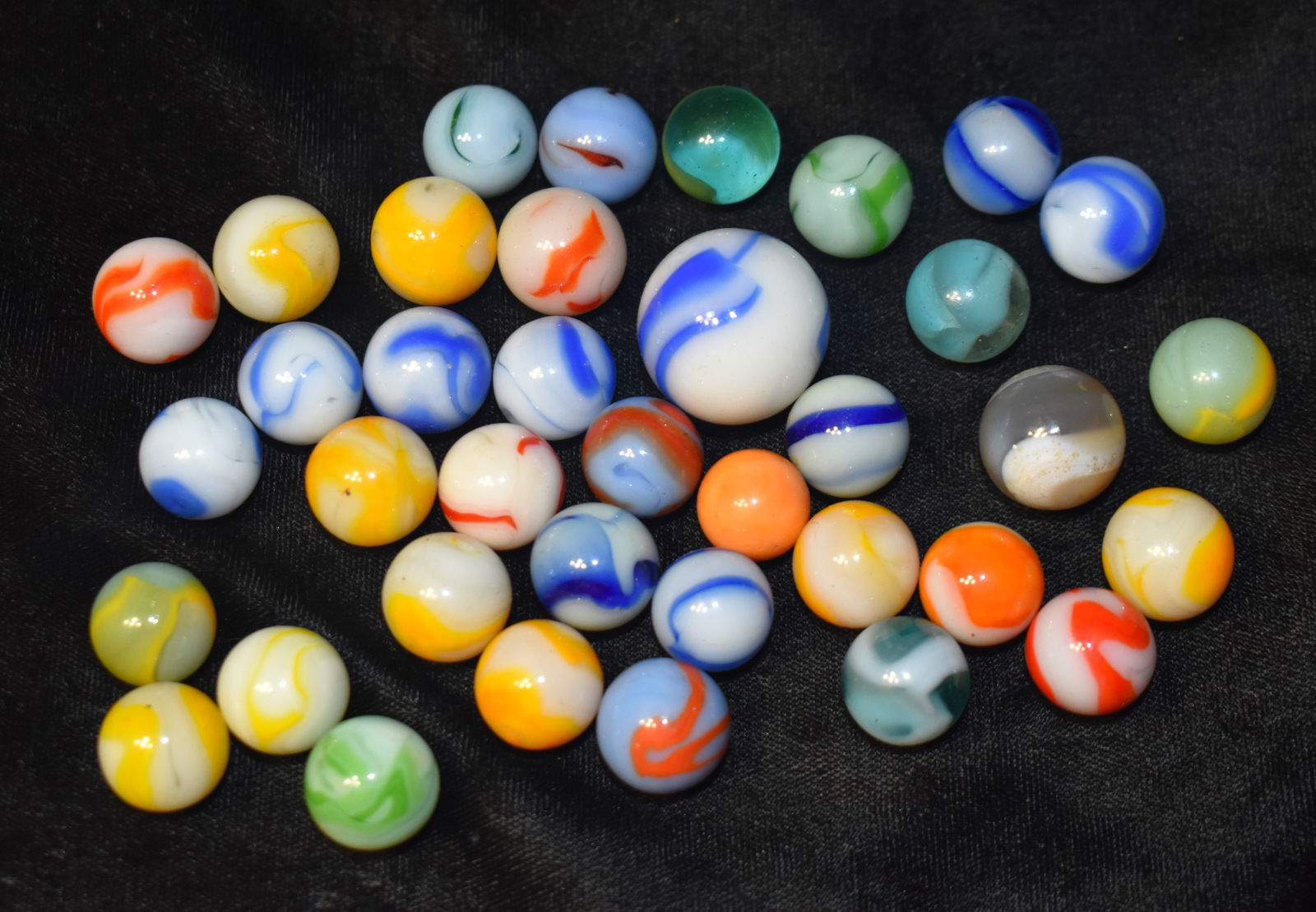 30+ Mid-Century and Older Marbles - Akro Agate, Champion etc.: 30+ Mid-Century and Older Marbles - Akro Agate, Champion etc. Mixed group of marbles by various makers. Over all the marbles in this group are in very good to excellent condition. Looked over them a l