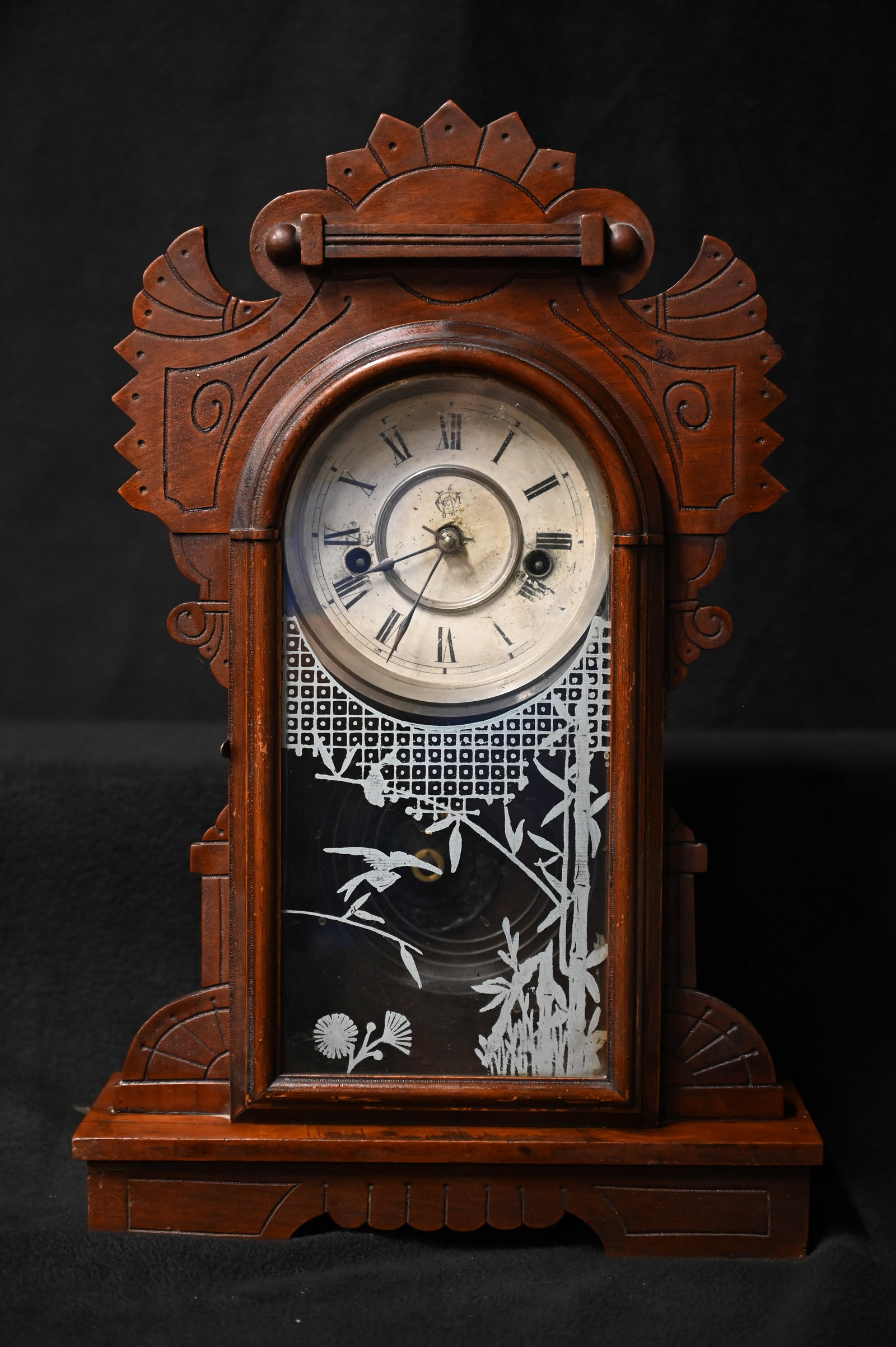 Waterbury Clock Company Mantle Clock In working order. Stands 17 1/2 inches tall. The key is: Waterbury Clock Company Mantle Clock In working order. Stands 17 1/2 inches tall. The key is included.