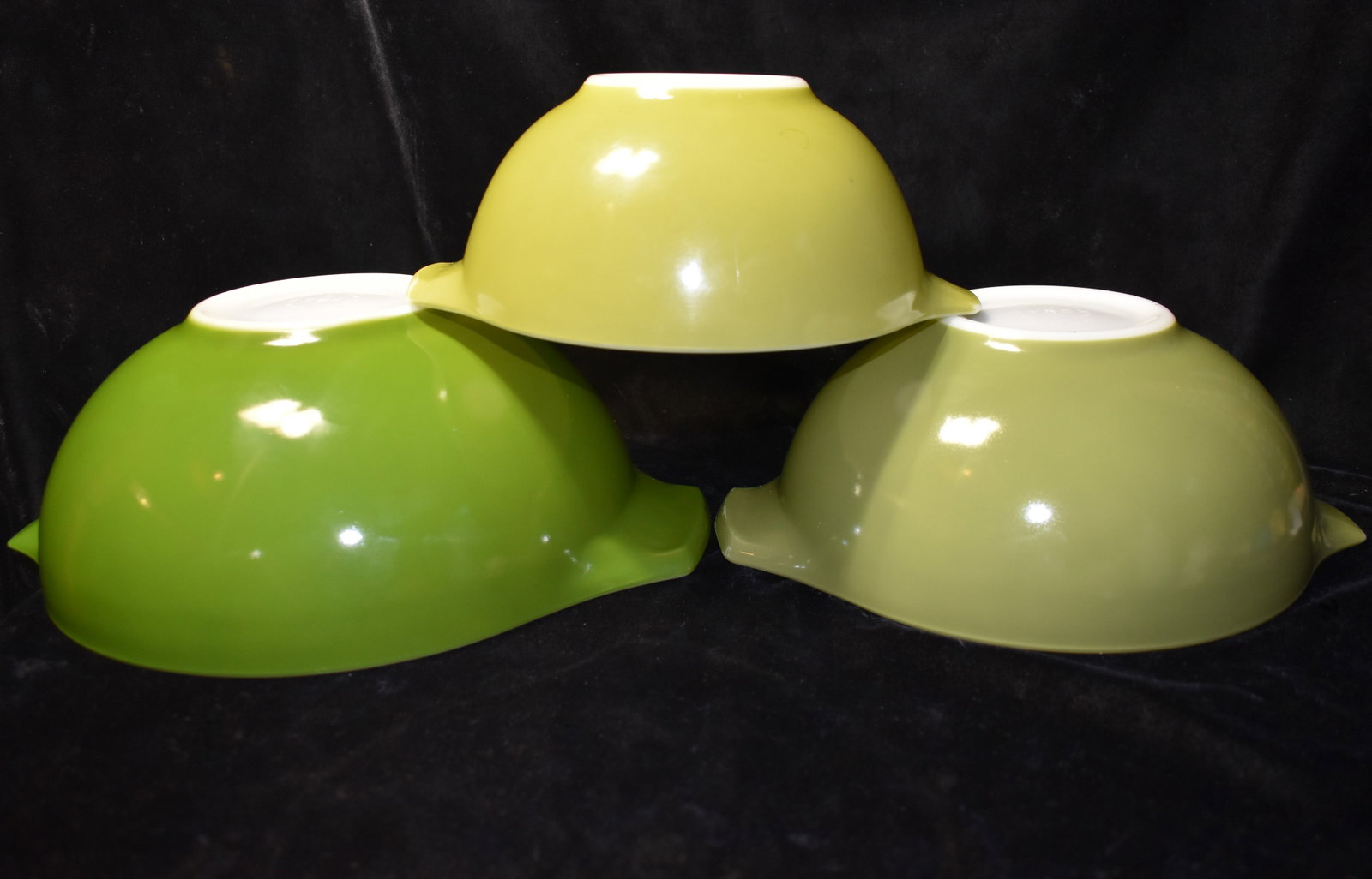 GRADUATED SET OF VINTAGE PYREX MIXING BOWLS - Set of 3 Olive Color: GRADUATED SET OF VINTAGE PYREX MIXING BOWLS. Excellent condition. Largest bowl is 13" by 4"