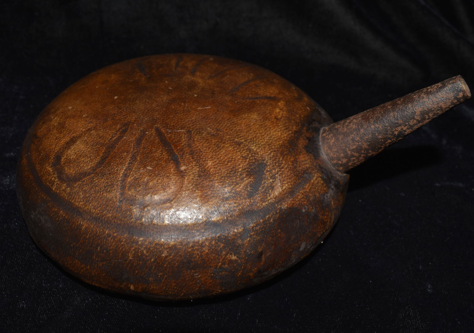 18th to 19th Century Ottoman Empire Gun Powder Flask: 18th to 19th Century Ottoman Empire Gun Powder Flask. An interesting innovation used in old Persia to contain gun powder. It is a metal flask covered in hand embossed leather. The leather would have s